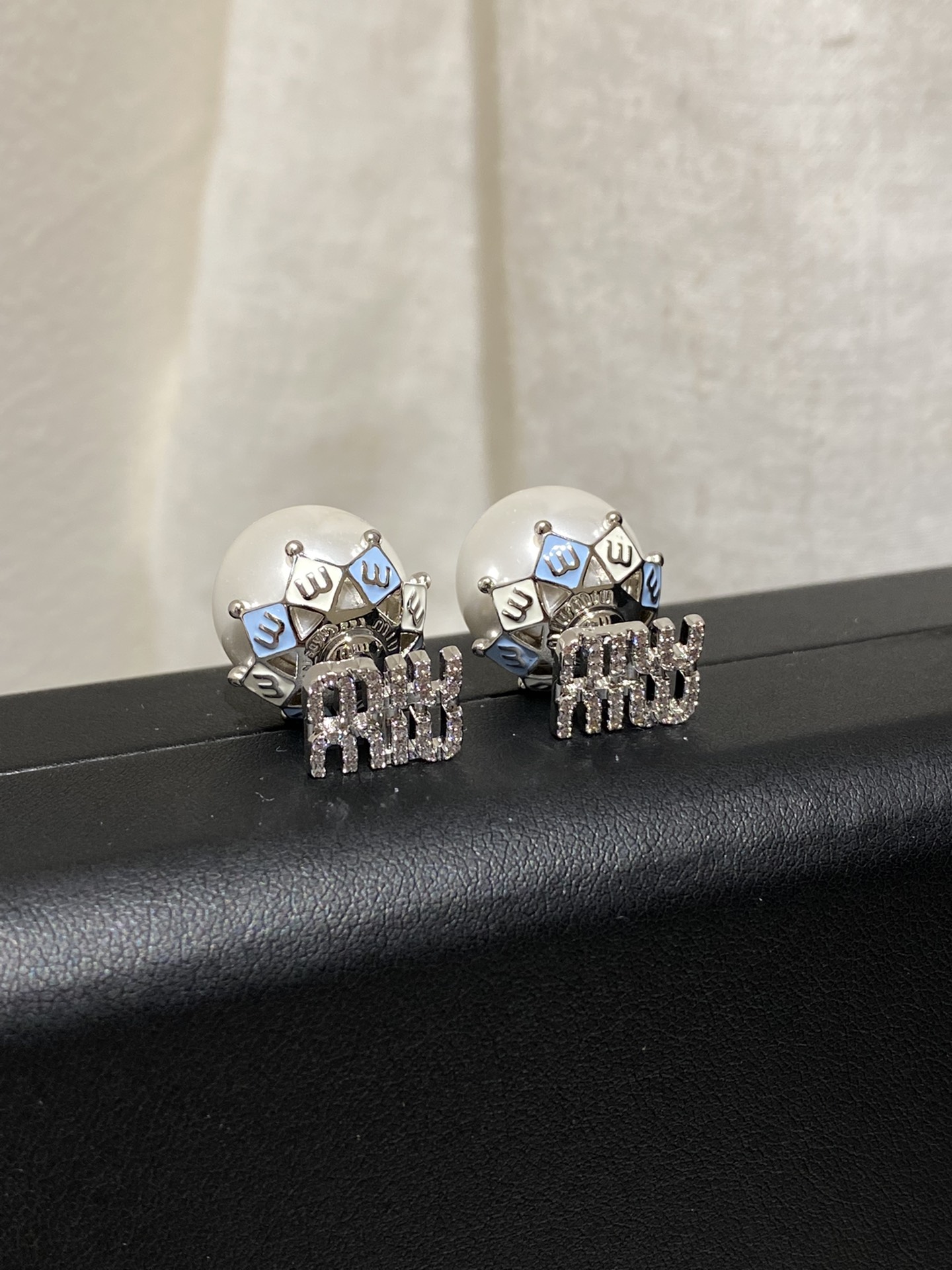 NO:635561,88180.MIU Blue and White Shawl Bead Letter Stud Earrings. Fashionable, simple, and very creative design. Very fairy, very feminine, elegant!  The fresh color scheme is sweet without losing the sense of design!  Minimalistic but not simple, with a fashionable personality and a very suitable for daily matching!  The full diamond design is super bling, I love it, miumiu, shawls, Cardia high-end jewelry1986090988180.MIU蓝白披肩珠字母耳钉 时尚又简约,又很有创意的设计,非常仙,非常柔美,落落大方！清新配色甜美又不失设计感！极简而不简,个性时髦气质,非常适合日常搭配！满钻设计超级bling爱了,,miumiu,shawls,卡迪亚高端饰品,Jewelry