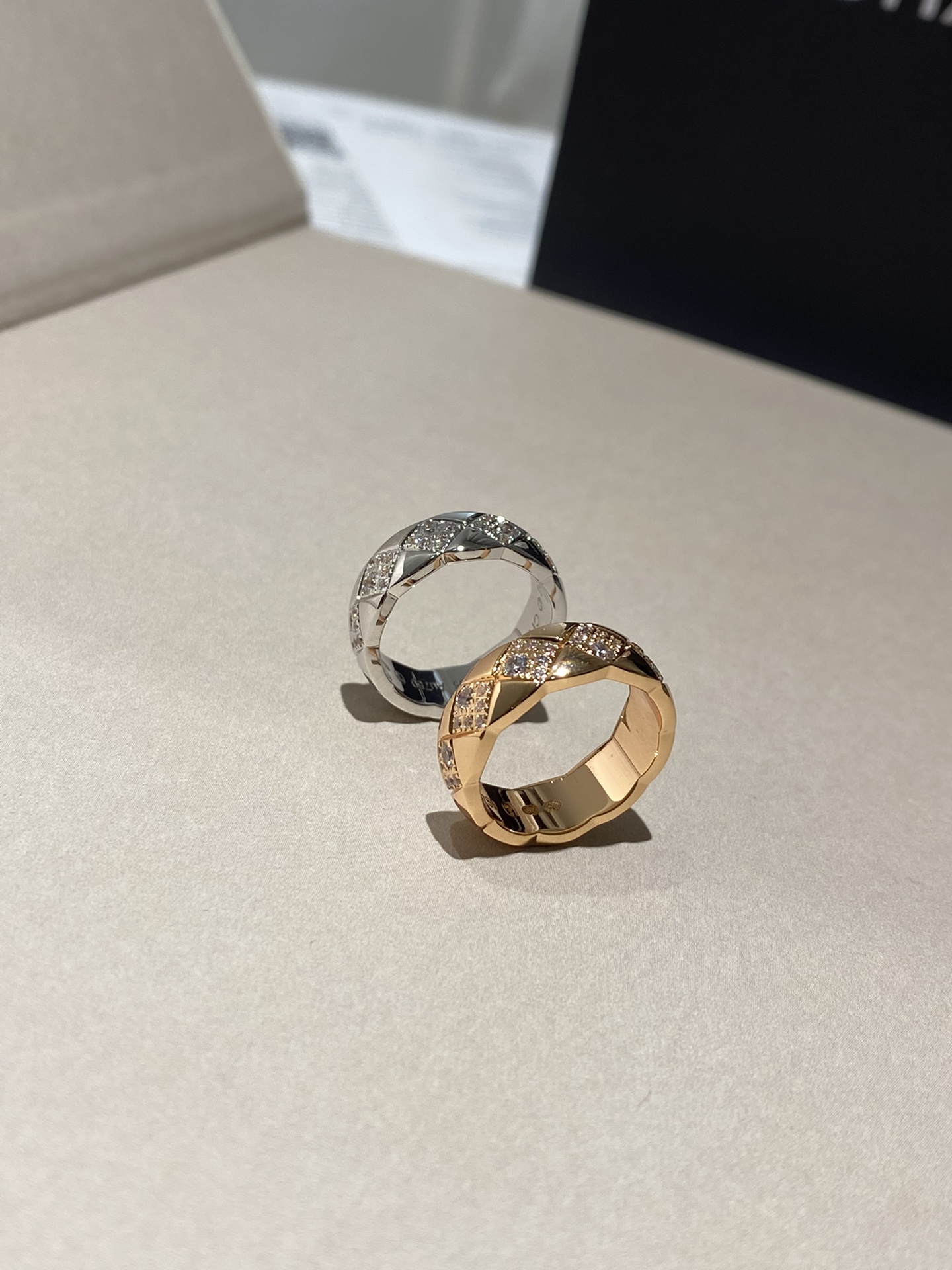 NO:631832,220,CH New diamond diamond coco crush ring ZPW exquisite CNC craftsmanship, thick 1K gold plating, 6-7-three sizes!  Rose gold and platinum two colors!  The unrivaled version of the universe, okay!  You must buy a few of these, buy them in two colors, and wear them on both hands. The effect of wearing 4 on each hand is particularly great. The more you wear, the better it looks. Anyone who makes jewelry will definitely make this style. It can be said that it is more perfect than many real gold products on the market [wit] [wit] Absolutely devil, devil craftsmanship!  Don't look at the simple two stripes, the size of this fork groove is very, very thin!  It is so detailed that it is impossible to use a caliper to measure the size of this groove. Moreover, on such a thin groove, it is necessary to make a transition from a wide middle to a rapidly narrowing tail!  This fork is the process of cutting from the middle to the final thin, so the entire cutter does not cut in a flat space, but must cut in a three-dimensional space. The knife goes from deep to shallow. The effect of this knife pattern is not something ordinary people can do. ZP is the kind of thickness gradient, rapid shrinkage and excessive effect.  And the fork is very flat, smooth and delicate!  It's perfect!  Because it is a very difficult and time-consuming three-dimensional CNC process, not only the facade effect is consistent, but also the side view, that is, the cutting surface from the side, it is completely consistent and neat, with a three-dimensional effect that is high in the middle and low on both sides!  After we all passed the plane, the Z on the side had a series of ups and downs. It was so perfect that I really wanted to say that we and Z were in the same rhythm as two Zs!  Then, the setting of each diamond!  It is a very thoughtful design with a big diamond in every diamond!  And each diamond is a specially customized 5A grade imported simulation diamond produced in a different location. Each diamond is carefully selected and then hand-set one by one under a microscope by a master jeweler with more than 10 years of experience!  Very high-end and heavy jewelry, Z is really a toss-up!  Full of details!  You will definitely be amazed when you get it. You must go to PK and compare!  ,,ring,Cardia high-end jewelry19860909220,CH 新款 菱格 满钻 coco crush 戒指 ZPW 精湛CNC工艺 厚镀1K金 6-7-三个尺寸！玫瑰金,白金两个颜色！宇宙无对手版本好吧！这个一定要买上个几个,两个颜色都要买,两个手都要戴,一双手戴4个的效果特别特别赞佩戴越多越好看 但凡做首饰的,一定会做这个款式,可以这么说,比市面很多真金货都完美[机智][机智]绝对绝对的魔鬼,魔鬼工艺！不要看简简单单的两条条纹,这个叉叉沟槽的尺寸非常非常的细！ 细致到无法用卡尺卡出这个沟槽的尺寸而且在这个这么细的沟槽上,还需要做出这种中间宽尾部迅速变窄的过渡！ 这个叉是切刀是从中间粗变到最后细的过程,所以整个切刀不是平面空间切,必须立体空间切,刀从深到浅,这个刀纹的效果不是一般人能做的,ZP是那种粗细渐变,快速收缩过度的效果,所以整个切刀不是平面空间切,必须立体空间切,刀从深到浅快速收缩,这个刀纹的效果不是一般人能做的,Z是那种粗细渐变,快速收缩过渡效果！且叉位非常的平整光滑细腻！太完美了！ 因为是非常难做且非常废时的立体CNC工艺,所以不仅仅是立面效果一致致Z,侧面,就是从侧面看切割面,完完全全一致Z利落,中间高两边低的立体效果！全部过机,侧面Z是有一段一段,的起伏弧度的,完美得真心想说,我们跟Z简直就是两个Z的节奏！ 再到,每一颗钻的镶嵌！非常的有心机的设计每一个菱格里都有一颗大的钻！且每一个菱格这颗大钻都是在不同的位置的我们家出品特别定制的5A级进口仿真钻,颗颗精心筛选,再由10年以上工龄的珠宝老师傅在显微镜下一颗一颗手工镶嵌！非常高级重这个珠宝类的Z真的很折腾！细节满满！拿到手你绝对会赞叹 一定要去PK,一定要去对比！,,ring,卡迪亚高端饰品,Jewelry