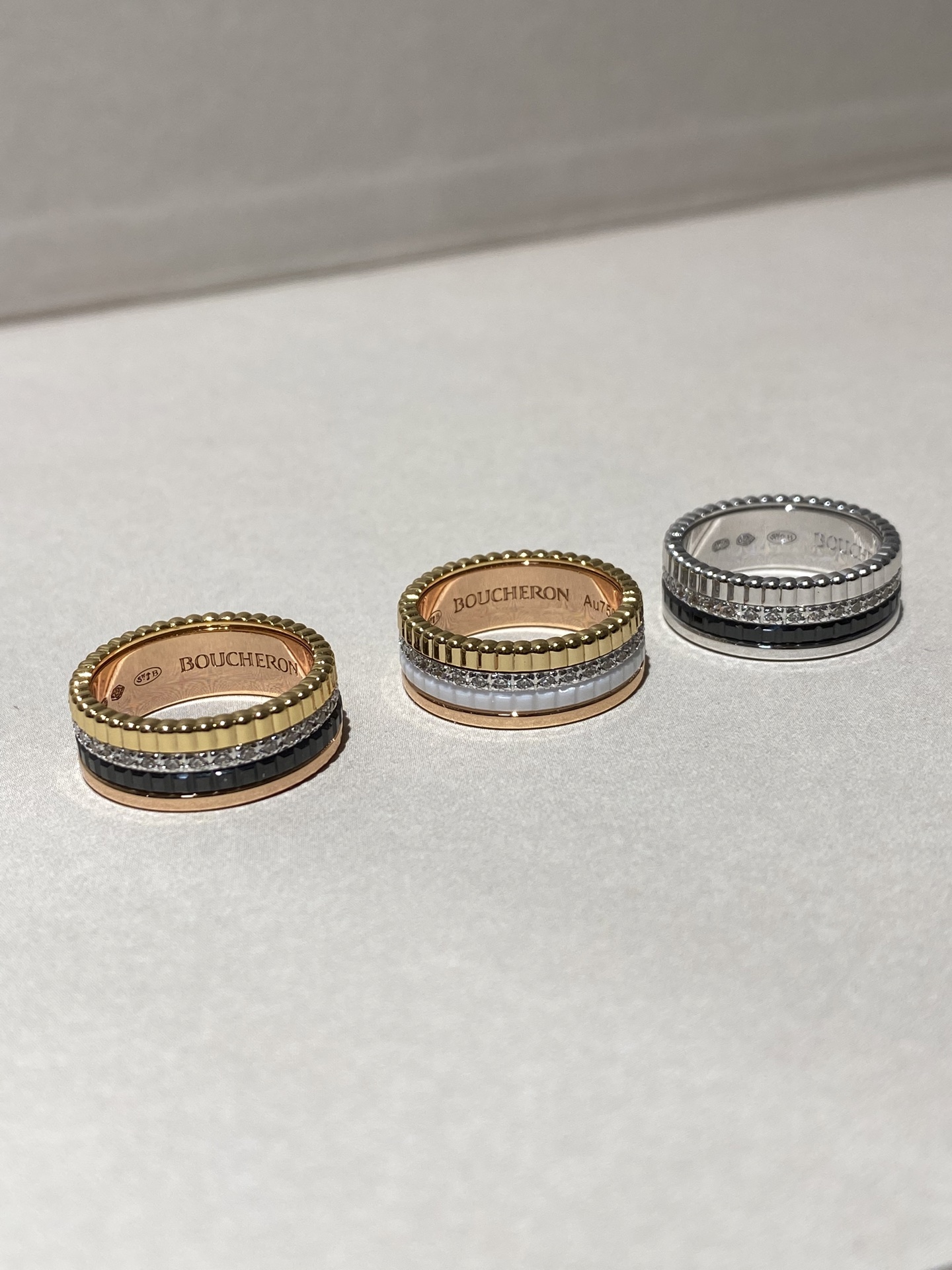 NO:765857,88240, Boucheron Quater ceramic multi-layered diamond ring Size US 6 7 8 9 Color Rose gold Black, Rose gold White, Silver White Electroplated thick gold, large quantity private chat Quatre’s proportions, style, and simple lines cleverly metaphorize the aesthetic rules of French classical architecture and are also one of Frederic Boucheron’s favorite sources of inspiration. The layered combination is very beautiful and highly recognizable.  Unique and non-contrasting style, it also looks great when stacked with other rings. Ring, Cartier high-end jewelry1986090988240,宝诗龙 Quater 陶瓷 多层 镶钻戒指 码数 美码 6 7 8 9 颜色 玫瑰金 黑,玫瑰金 白,银色 白 电镀厚金,量大私聊 Quatre 的比例、风格、简洁线条,巧妙地隐喻了法式古 典建筑的美学规则,也是Frederic Boucheron 最喜欢的 灵感来源之一 层层叠叠的组合非常好看 辨识度很高 独特个性不撞款 和其他戒指叠戴也非常的好看,,ring,卡迪亚高端饰品,Jewelry