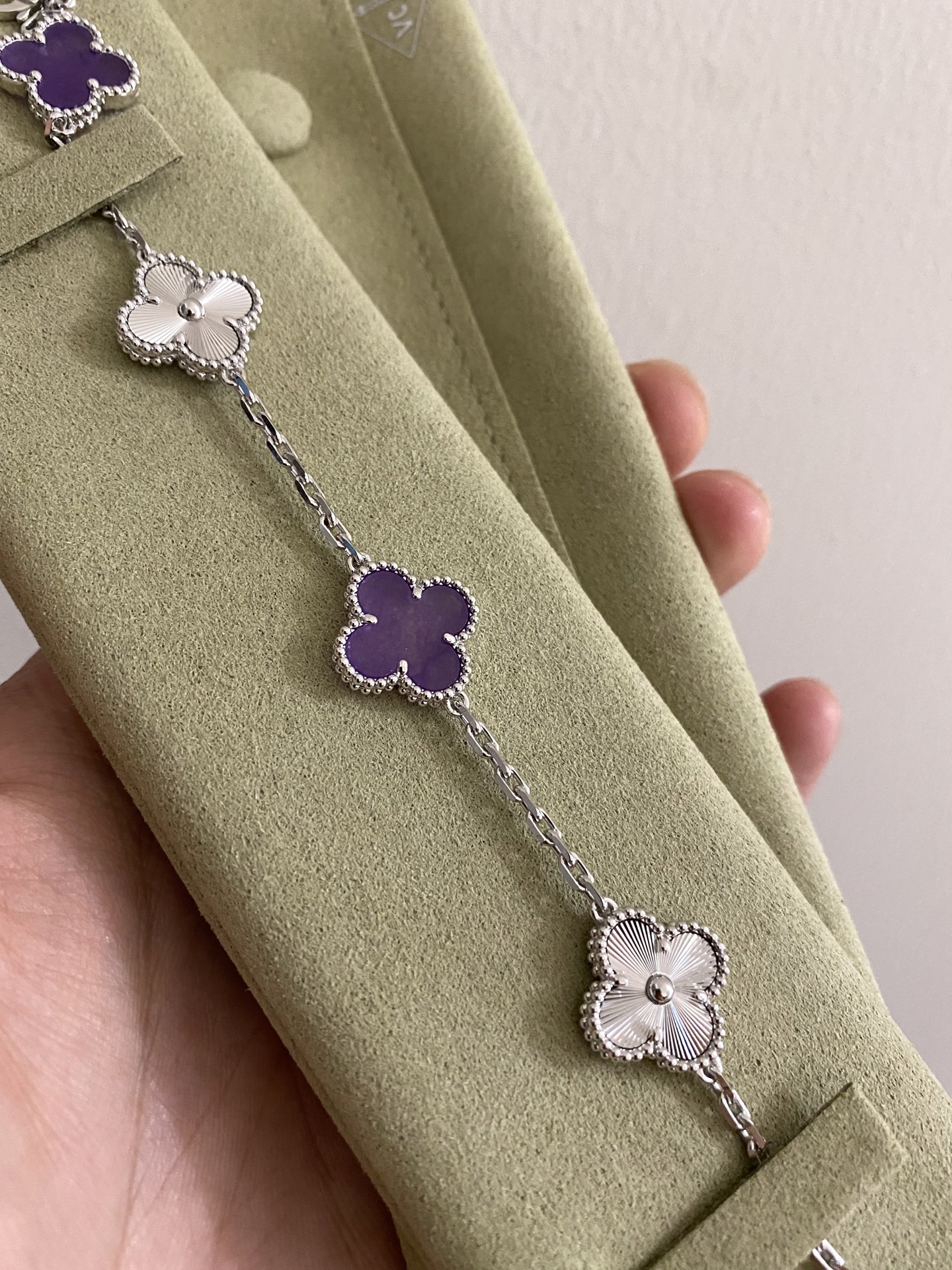 NO:634964,88320. VCA Five Flower Violet Natural Quartzite Laser Chain Silver Chain, Brass Tori, Thick 18K Gold Plating, Bracelet, Cartier High-End Jewelry1986090988320. VCA 五花 紫罗兰 天然石英岩 镭射手链 银链子,黄铜花托,厚镀18K金,,bracelet,卡迪亚高端饰品,Jewelry