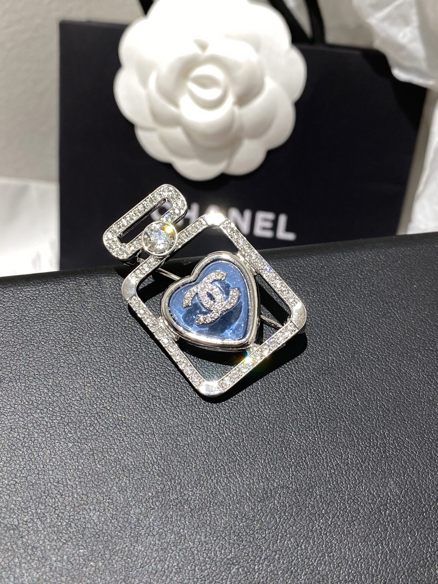 NO:104507,Ch@nel25P Perfume Bottle Denim Blue Love Brooch, Chanel Brooch, Chanel, Brooch, Brooch, Brooch19860909Ch@nel25P 香水瓶 牛仔蓝 爱心 胸针,香奈儿胸针,chanel,brooch，breastpin,Jewelry