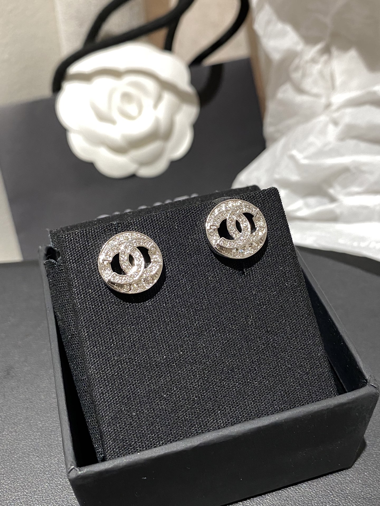 NO:104386,Ch@nel 25S silver round C letter hollow full-diamond earrings, Chanel earrings, chanel19860909Ch@nel 25S银色圆形C字母镂空满钻耳钉,香奈儿耳钉,chanel,Jewelry