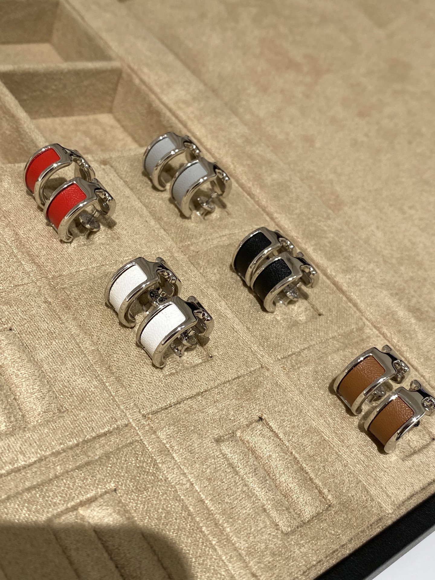 NO:635425,88200,H leather stud earrings,Cardia high-end jewelry1986090988200,H 皮 耳钉,,卡迪亚高端饰品,Jewelry