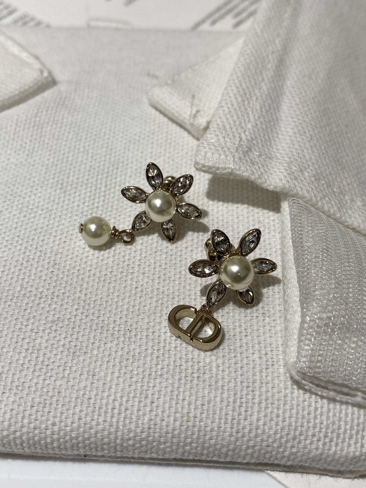 NO:633039,88180,D small flower hanging cd bead earrings in stock, Z!  The latest and most beautiful series of Fu25 is highly recommended for large volume consultation!  It's super beautiful. It looks good no matter how you match it. ZP brass material + Swarovski Marquis diamonds. The special electroplating process is super textured!  The asymmetric design is unique, with classic CD, flower, and pearl elements colliding!  So stunning, full of spring flavor, exquisite, versatile and durable!  Must buy, very high-quality, highly recommended to keep for yourself [witty] [witty] Look for my products, you will save money in minutes, Cartier high-end jewelry1986090988180,D 小花吊cd珠耳钉 现货,Z ！量大咨询客Fu25最新款绝美系列强烈推荐！超美,怎么搭配怎么好看一致致ZP黄铜材质＋施华洛马眼钻,很特别的电镀工艺超级有质感！不对称设计别具一格,经典的CD,花朵,珍珠元素碰撞！太绝啦充满春天气息精致百搭耐看！一定要入,非常有质感,十分推荐自留[机智][机智]认准我家出品,分分钟让你省下,,卡迪亚高端饰品,Jewelry