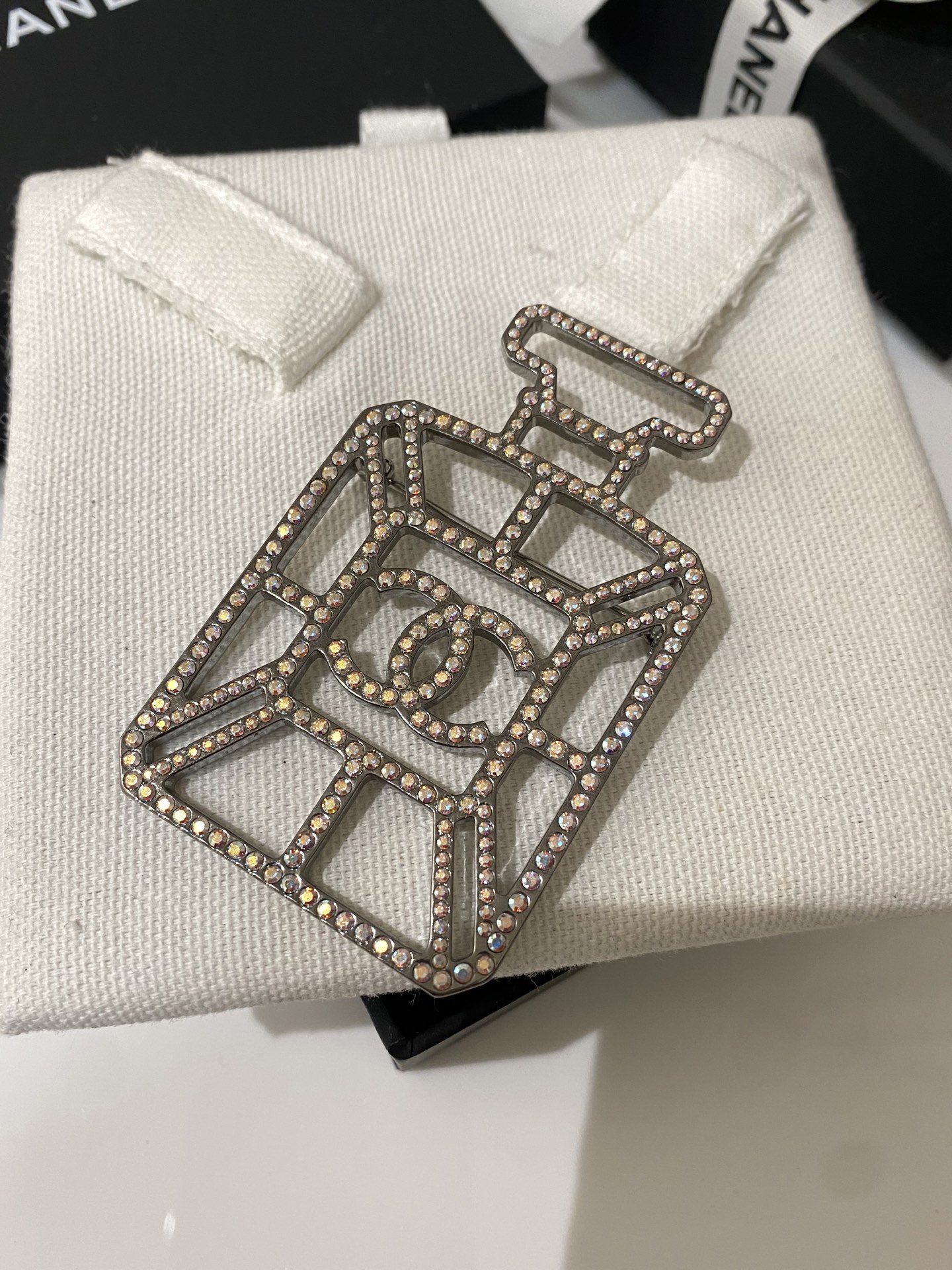 NO:633264,Special price for loss-making clearance. Shipping fee for one piece is 8, free shipping for 2 pieces. First come first served, all prices are 130, Cardia high-end jewelry19860909亏本清货特价 一件运费8,2件包邮 先付款先得,价格全部130,,卡迪亚高端饰品,Jewelry