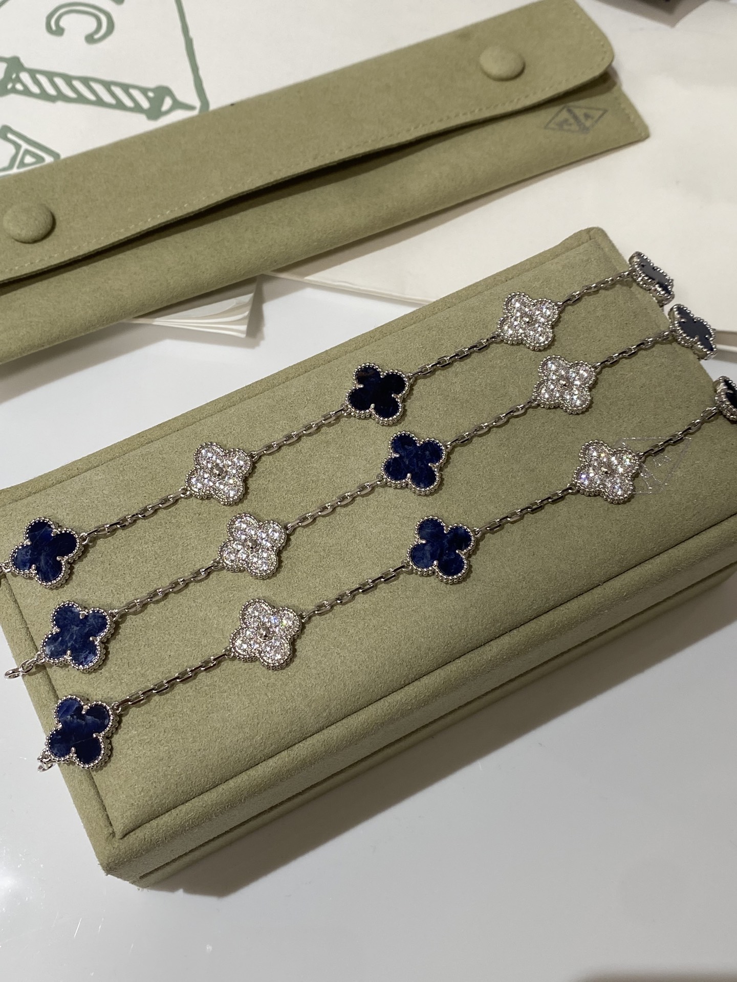 NO:633827,88320,VCA white gold natural blue diamonds, five-flower bracelet, silver chain, brass tori, natural stone, electroplated thick gold 18K,,bracelet,Cardia high-end jewelry1986090988320,VCA 白金天然蓝纹石间钻 五花 手链 银链子黄铜花托天然石 电镀厚金18K,,bracelet,卡迪亚高端饰品,Jewelry