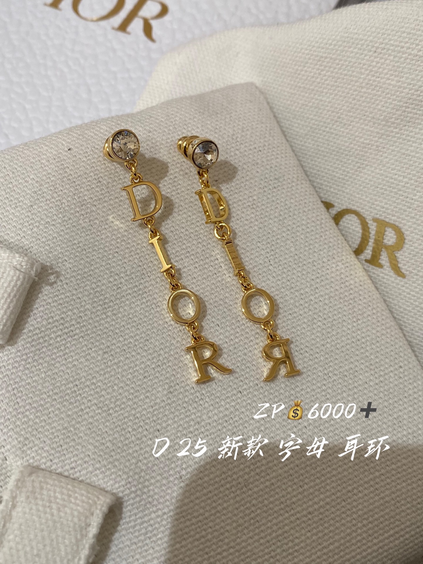 NO:633625,88180, D long letter earrings Z +, super simple design, classic letter logo, each letter is independently molded!  Then connect it manually!  Each section is movable and very flexible!  Z consistent specific silver shadow phantom diamond!  Revealing a high-end gray color, the upper ears are very delicate and elegant, showing off the face shape, and rocking a sweet temperament!  ,,louis vuitton,cardia high-end jewelry1986090988180,D长条字母耳钉 Z +,超简约的设计,经典字母Logo,每一个字母都是独立开模！再手工连接上！每一节都是可活动的,非常灵动！Z一致特定silver shadow魅影钻！透着高级的灰色,上耳非常精致优雅,很显脸型,摇摆甜美气质！,,louis vuitton,卡迪亚高端饰品,Jewelry