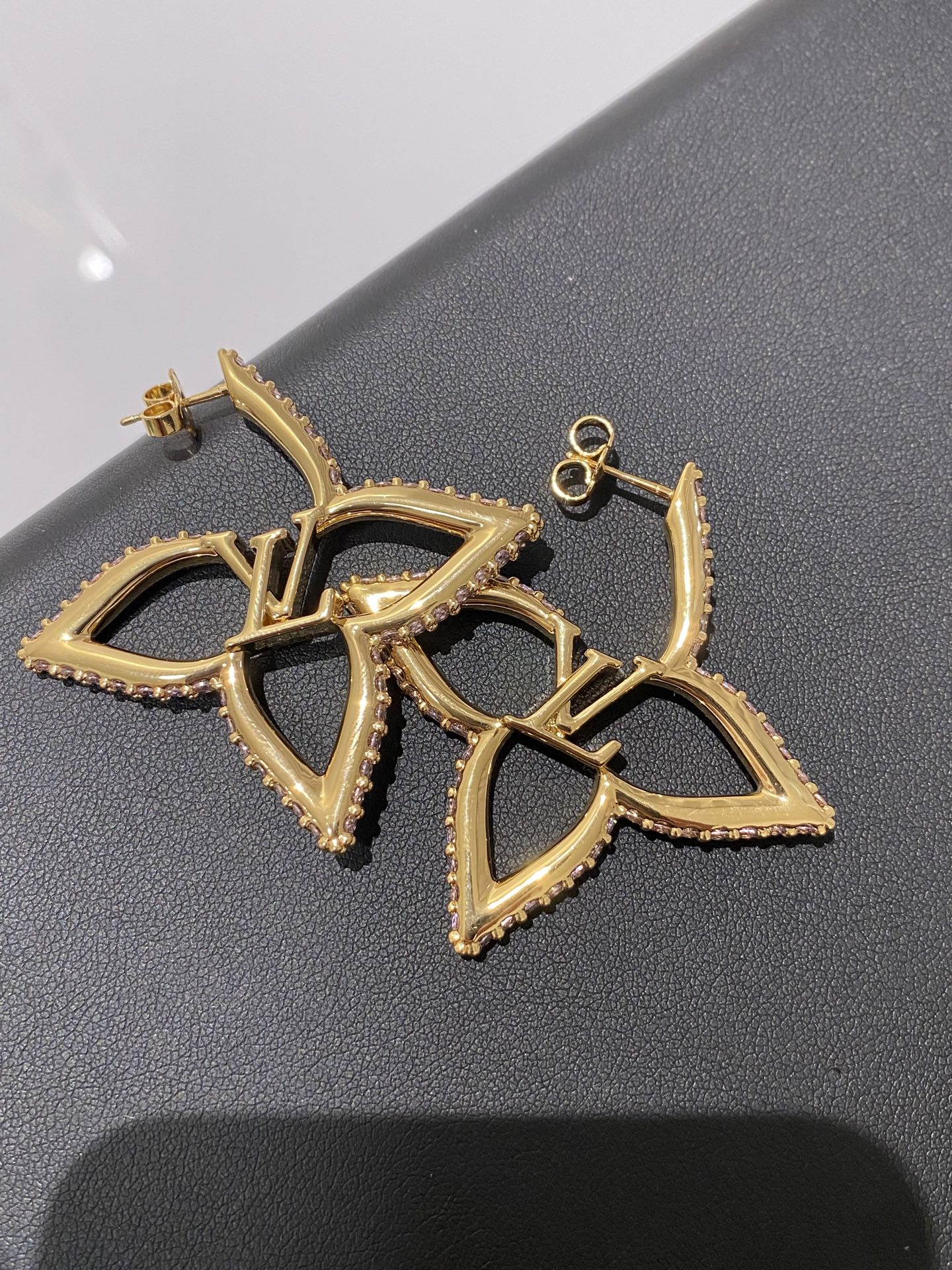 NO:633738,88230.LV 25 new style large four-leaf clover purple diamond earrings, Louis Vuitton, earrings, Cartier high-end jewelry1986090988230.LV 25新款 大号四叶草 紫色钻 耳环,,louis vuitton,earrings,卡迪亚高端饰品,Jewelry