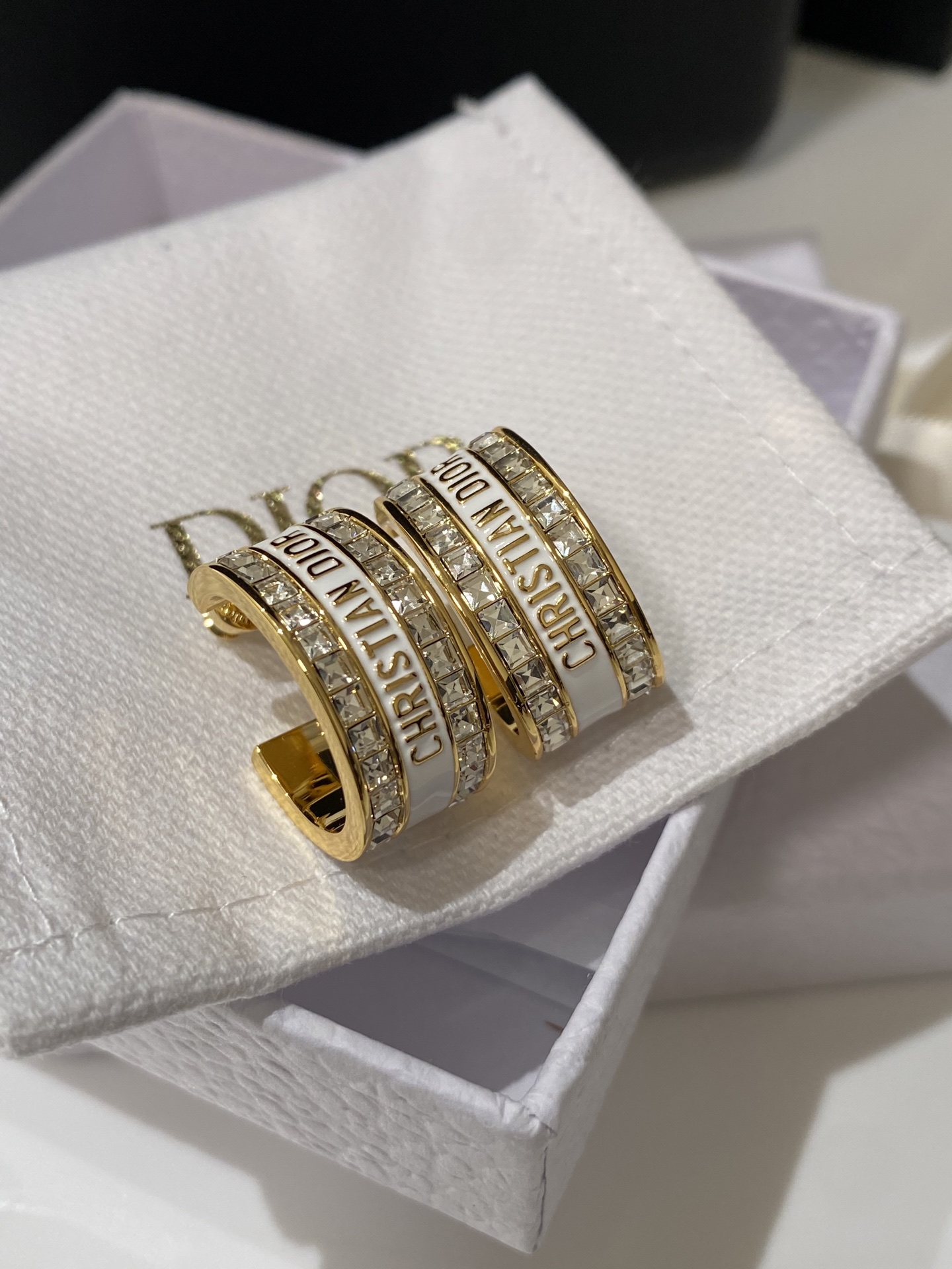 NO:633704,88180,D 25 double row diamonds, enamel letters, earrings, ZP purchase, earrings, Cartier high-end jewelry1986090988180,D 25 双排钻 珐琅 字母 耳环 ZP购入,,earrings,卡迪亚高端饰品,Jewelry