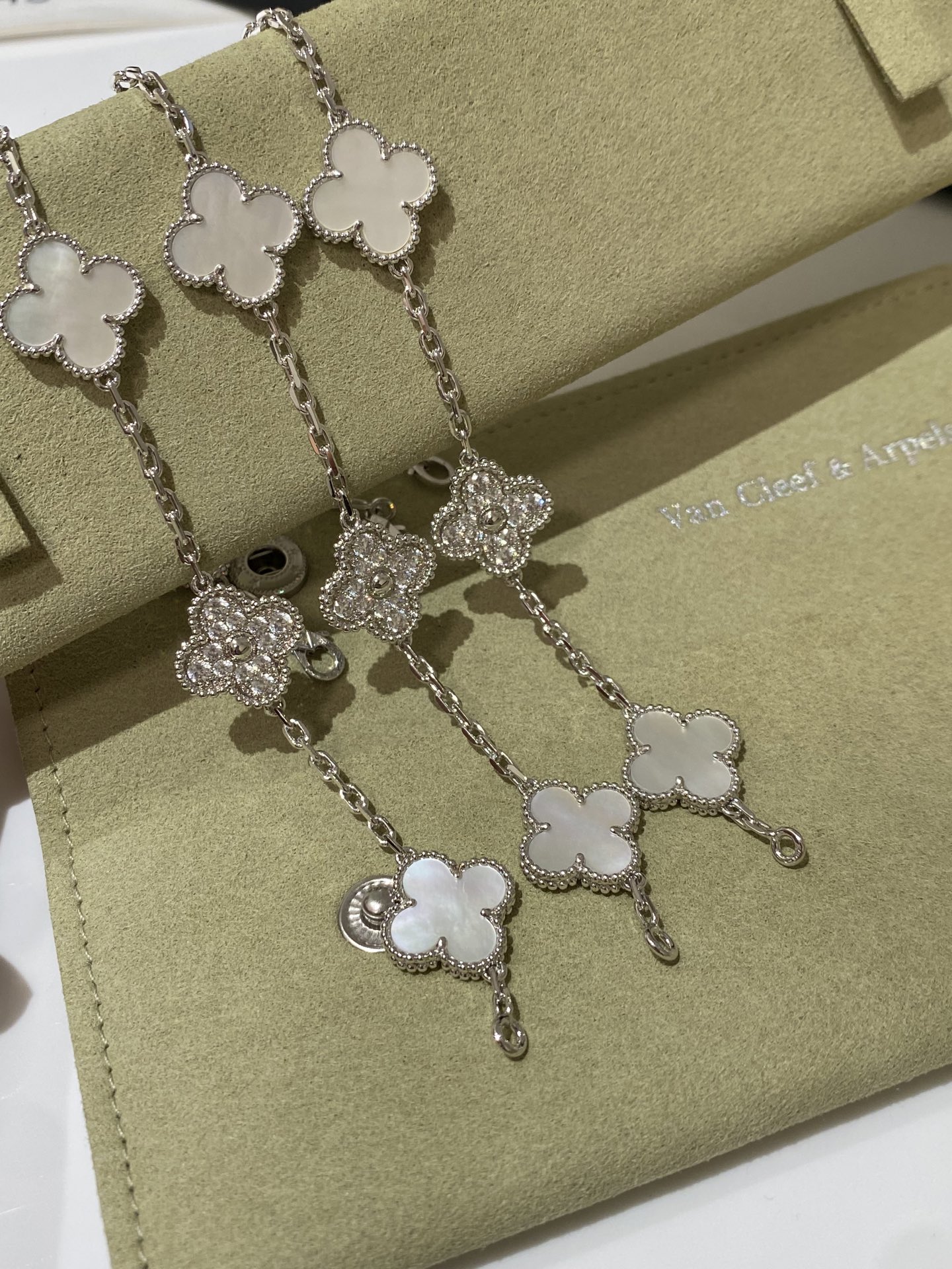 NO:633825,88320, VCA CNC white gold, diamonds, white mother-of-pearl, five-flowered bracelet, silver chain, brass torus, electroplated thick 18k gold, bracelet, Cartier high-end jewelry1986090988320,VCA CNC 白金 间钻 白贝母 五花 手链 银链子 黄铜花托 电镀厚18k金,,bracelet,卡迪亚高端饰品,Jewelry