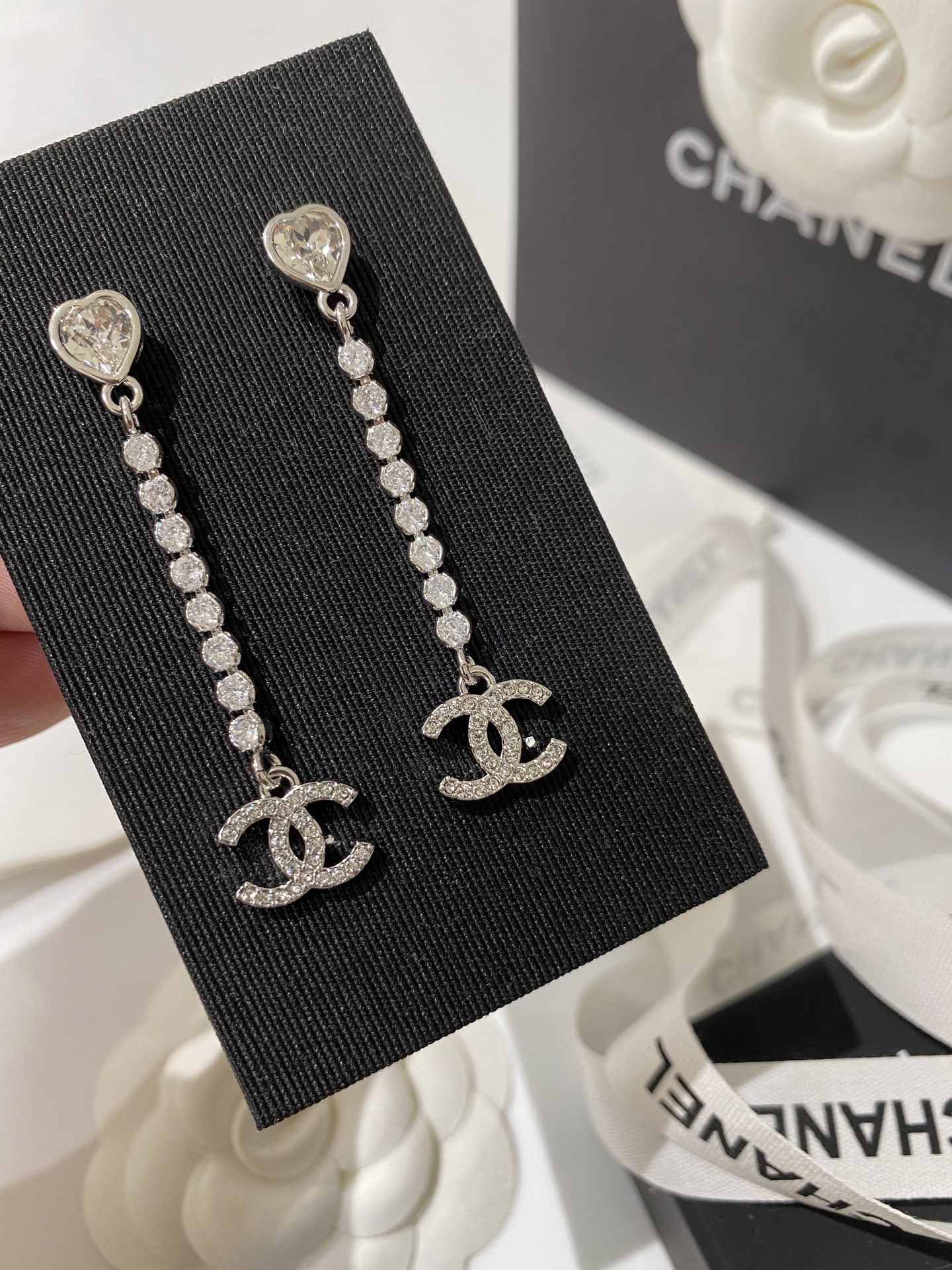 NO:635882,88190, 25s new silver full diamond double C love diamond crystal earrings ZP classic double C love diamond row diamond chain, very suitable for daily matching with skirts, sparkling like a fairy, yb same brass material custom crystal, skirts, earrings, Cartier high-end jewelry1986090988190, 25s新款银色满钻双C爱心钻水晶耳环 ZP 经典双C爱心钻排钻链条的搭配 日常搭配裙子很合适 闪闪的很仙女 yb一样黄铜材质定制水晶,,skirts,earrings,卡迪亚高端饰品,Jewelry