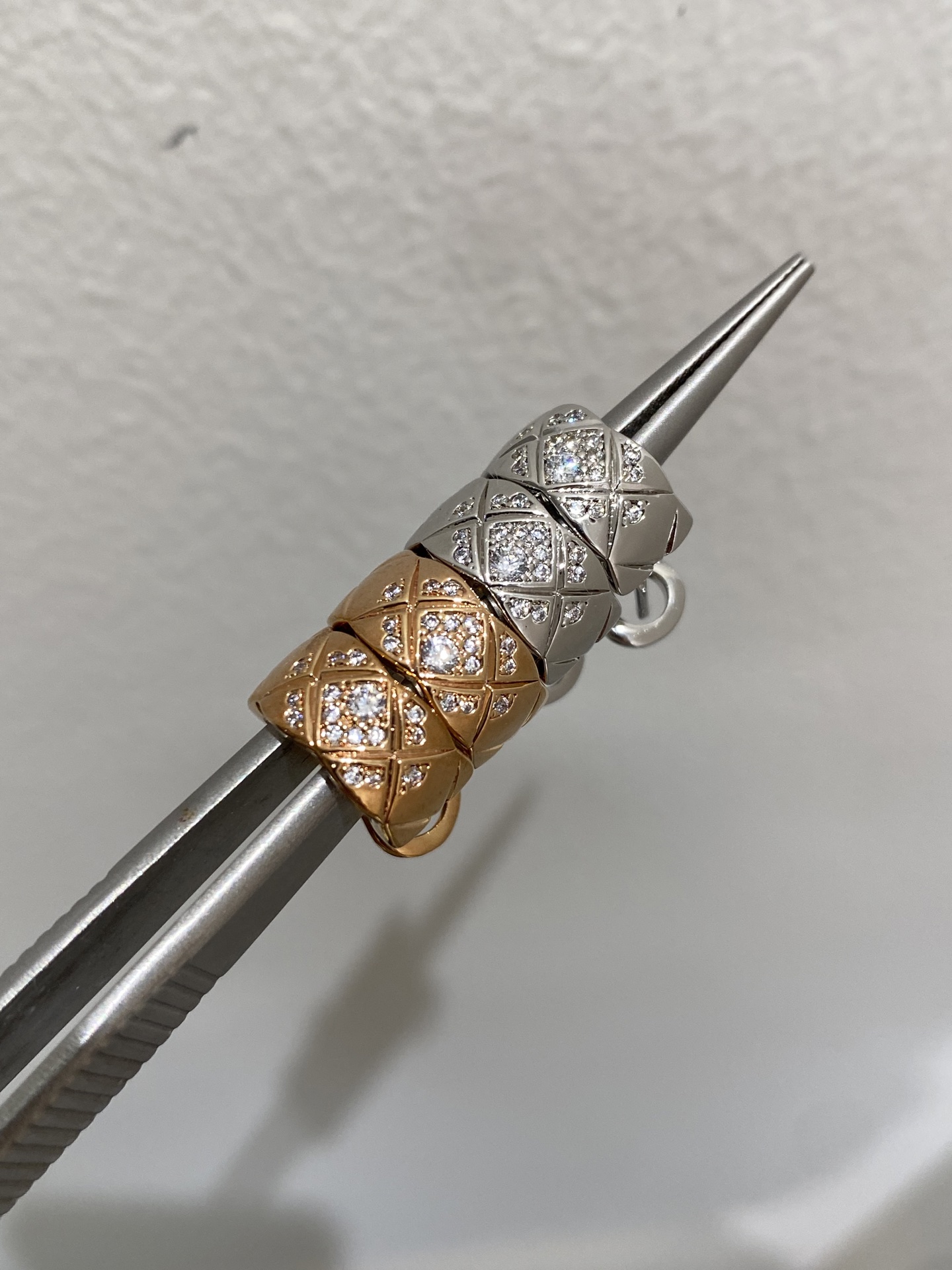 NO:635251,88220,coco crush rhombus diamond earrings, brass electroplating 18k, rose gold back with Z consistent color separation treatment,,earrings,Cardia high-end jewelry1986090988220,coco crush 菱格 镶钻 耳环 黄铜电镀18k 玫瑰金背面Z一致分色处理,,earrings,卡迪亚高端饰品,Jewelry