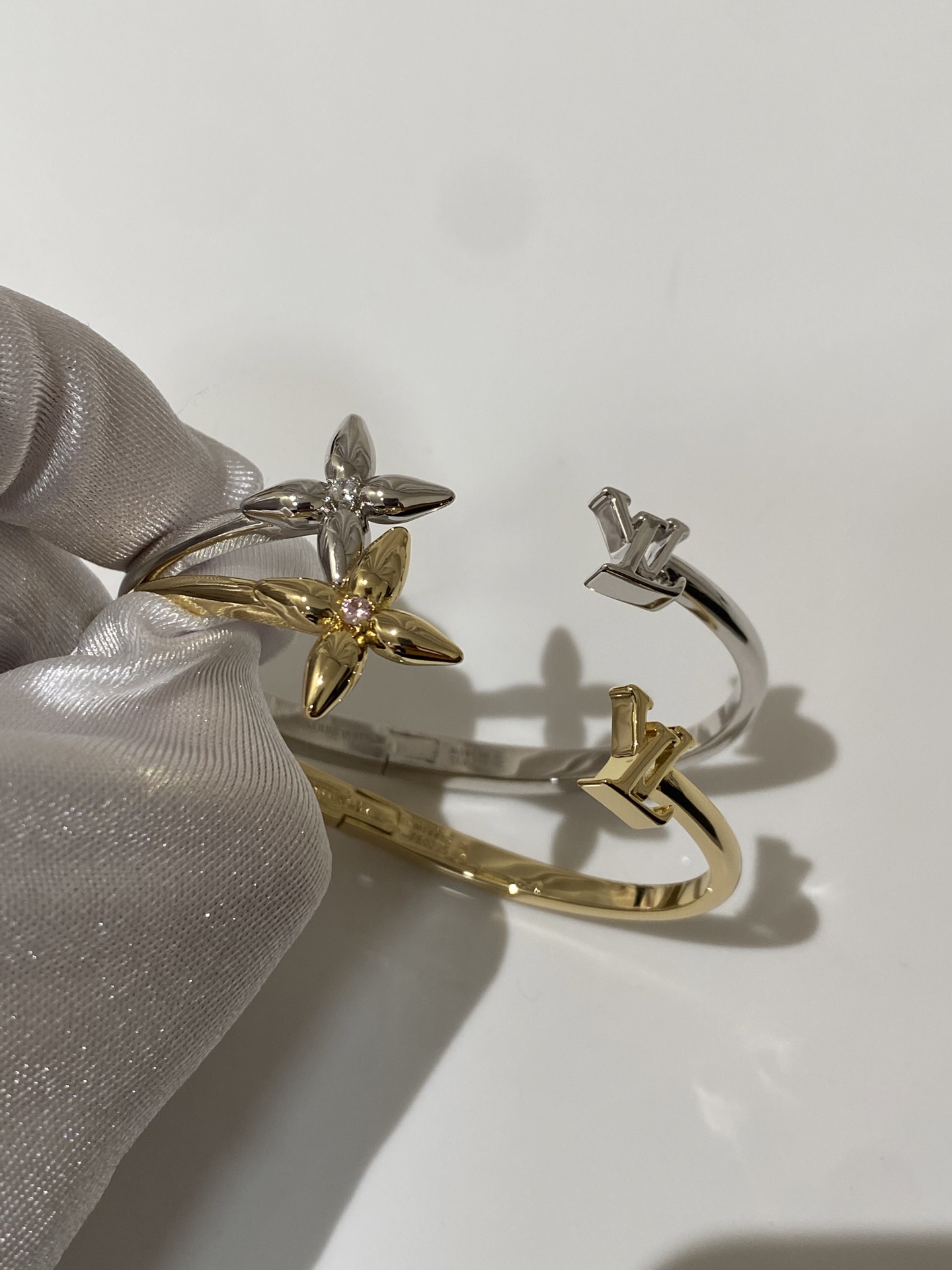 NO:635478,88220, LV 25 new style gold/silver open bracelet, ZP purchase, large quantity, inquiring customers love it!  The latest silver color scheme!  Advanced cooling feeling!  Visual cooling is perfect for summer!  The 5a-level imported imitation diamonds are super Bling and are eye-catching. One size fits all: M!  The opening design is very convenient!  The Flowergram series is a bracelet with a very unique design. Its shape interprets the brand's classic elements. Four-leaf clover element + letter logo!  Full of details and texture!  Exquisite, versatile and everyday, it adds a delicate finishing touch to the look. It is highly recommended and worth buying. Louis Vuitton, Bracelet, Cartier high-end jewelry1986090988220,LV 25新款 金色/银色 开口手镯 ZP购入 量大咨询客Fu爱了爱了！最新银色配色！高级的清冷感！视觉降温太适合夏天搭配啦！5a级进口仿真钻超Bling让人眼前一亮均码M码！开口设计非常方便！Flowergram 系列很有个性设计感的一款手镯,造型诠释品牌经典元素.四叶草元素+字母logo！细节质感满满！精致百搭又日常,为造型增添精致的点睛之笔,超级推荐值得入手,,louis vuitton,bracelet,卡迪亚高端饰品,Jewelry