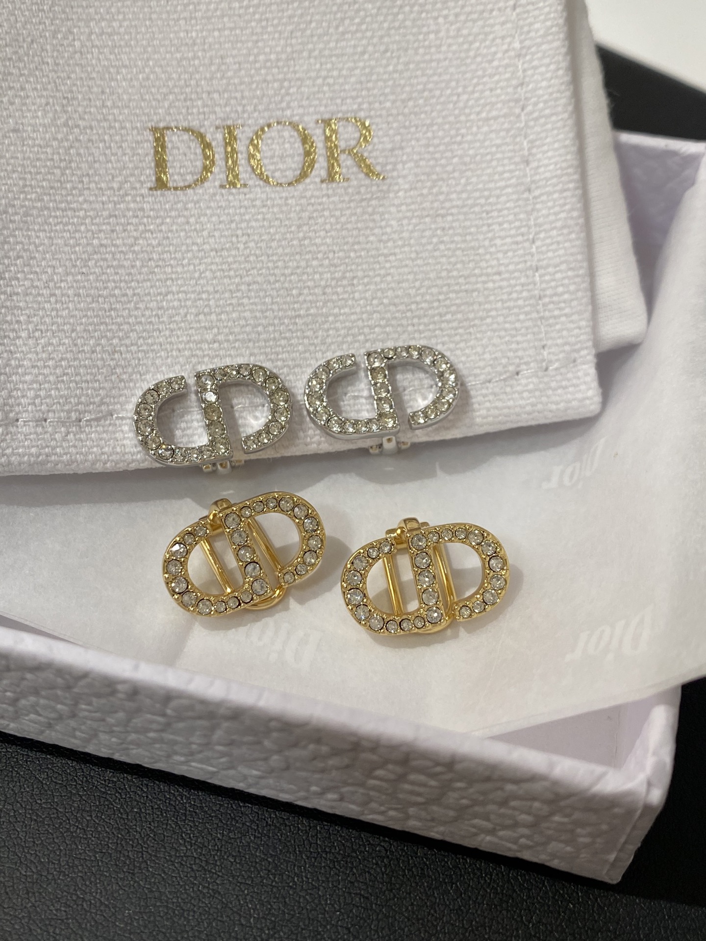 NO:634376,88160,D Classic CD silver/gold ear clip ZP simple CD letter Swarovski silver phantom rhinestone,,swarovski,Cardia high-end jewelry1986090988160,D 经典 CD 银色/金色 耳夹 ZP 简约CD字母 施华洛世奇银色魅影水钻,,swarovski,卡迪亚高端饰品,Jewelry