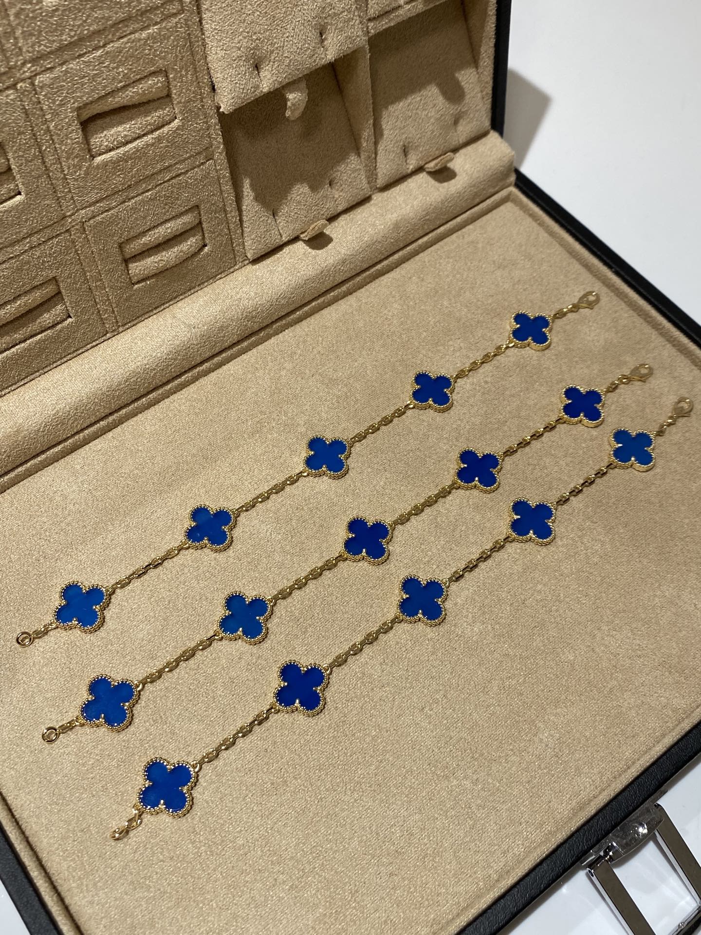 NO:634837,88320.VCA Five-flowered Four-leaf Clover Gold Blue Agate Bracelet CNC Fine Version Thick Gold Plating 18k Natural Blue Agate Silver Chain Brass Tori, Bracelet, Gold, Cartier High-End Jewelry1986090988320.VCA 五花 四叶草 黄金 蓝玛瑙 手链 CNC 精版本 厚金电镀18k 天然蓝玛瑙 银链子黄铜花托,,bracelet,gold,卡迪亚高端饰品,Jewelry