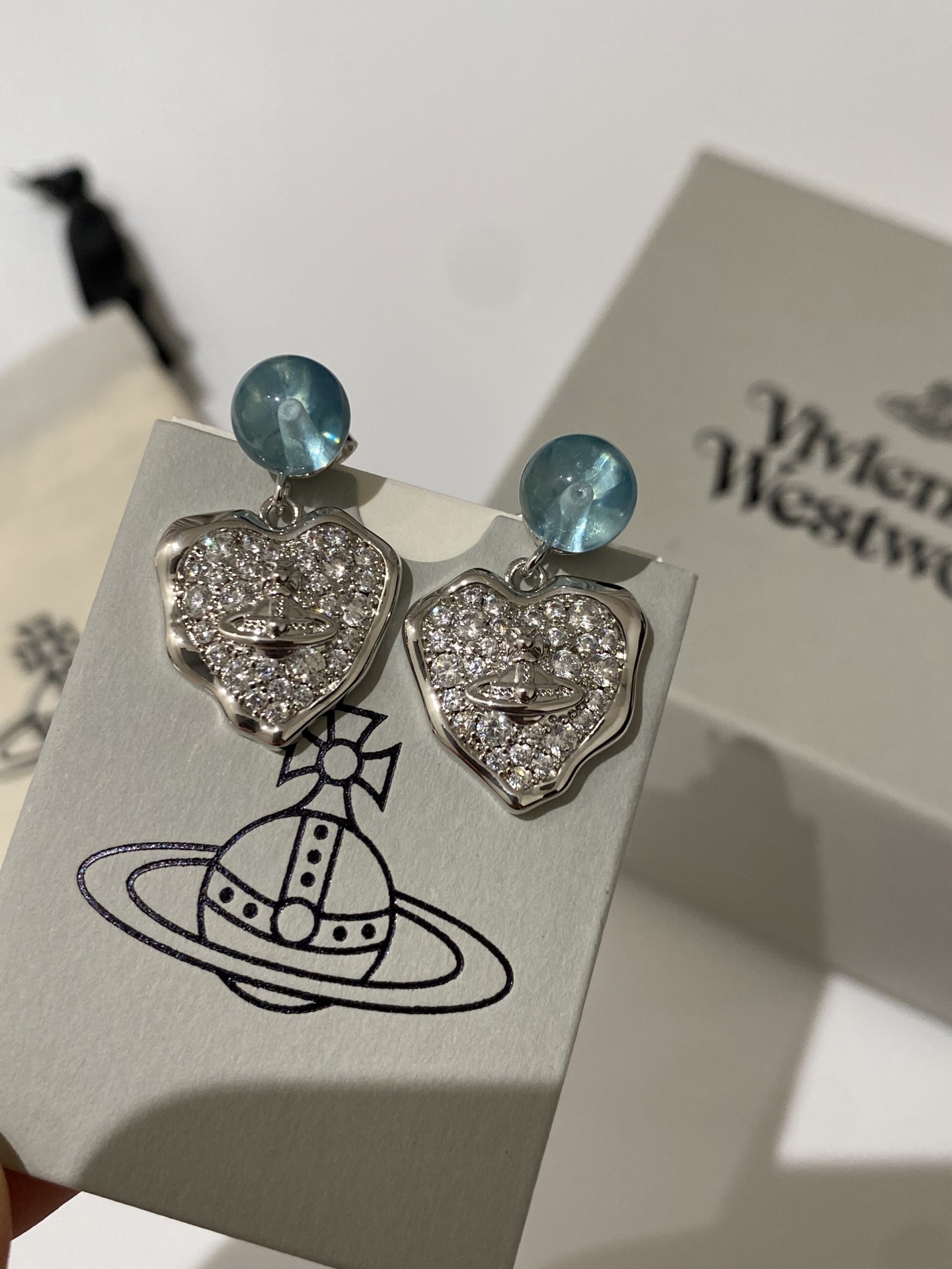 NO:634058,88180【VivienneWestwood】Baby, what is a happy planet? Come on, this is a happy planet!  Stunning blue beads and diamond love heart Saturn earrings, super bling, high-end and cool feeling, close your eyes and rush!  Highly recommended, small and exquisite, you can see it with your eyes closed!  The perfect combination of dopamine and the pure crown ball is a classic symbol. The shining ring of Saturn outlines the flow of future waves, opening up a new encounter with the future!  The irregular hearts are studded with diamonds and explode!  It's not made from cheap diamonds that are readily available on the market!  Adding classic Saturn elements and specially customized mint blue beads, it is super fresh and feels very summery!  Mirror polished without a trace of pitting!  When you get your hands on it, you can completely feel its texture, feel and luster. The rhinestone embellishment appears on the design of Saturn, adding a lot of cool and fashionable pretty looks, making the punk look a little girly at the same time, bringing with it a group of fashion fans!  It’s really beautiful, can be salty or sweet, pure or delicious!  Fall in love at first sight, definitely the leader in the 'practical + high-end' world, absolute yyds, absolute treasure, timeless Saturn, Cardia high-end jewelry1986090988180【VivienneWestwood】宝宝,什么是快乐星球,来,这就是快乐星球！绝美蓝珠吊满钻爱心土星耳钉,超级bling,高级清冷感,闭眼冲！重磅推荐,小巧精致,闭眼入准没错！多巴胺搭配绝配纯粹王冠球是经典的象征,闪耀土星环勾勒未来波光流转间,开启一场与未来的崭新际遇！不规则的爱心镶满钻闪爆了！非市面上随随便便用的廉价钻就做出来的！加上经典的土星元素,特别定制的薄荷蓝珠,超级清新,很夏天的感觉！镜面抛光没有一丝麻点！拿到手完完全全可以感受到它的质感,手感,光泽感超nice用水钻的点缀出现在土星的设计上,增添不少冷艳时髦的俏丽模样,使得朋克同时又有点小少女,自带一群时尚粉！真的敲好看,可盐可甜,可纯可欲！一眼便钟情,绝对是“实用+高级”界的杠把子,绝对的yyds,绝对的宝藏永不过时的土星,,卡迪亚高端饰品,Jewelry