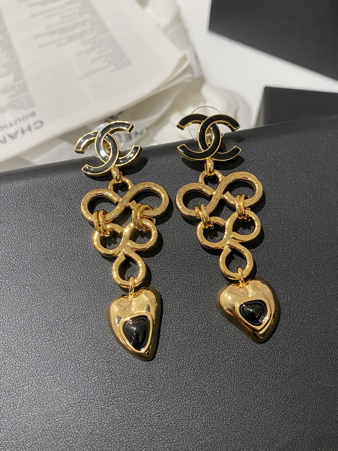 NO:634366,88200,CH 25B black gold vintage love leaf earrings ZP,,earrings,Cardia high-end jewelry1986090988200,CH 25B 黑金 vintage 爱心叶子 耳环 ZP,,earrings,卡迪亚高端饰品,Jewelry