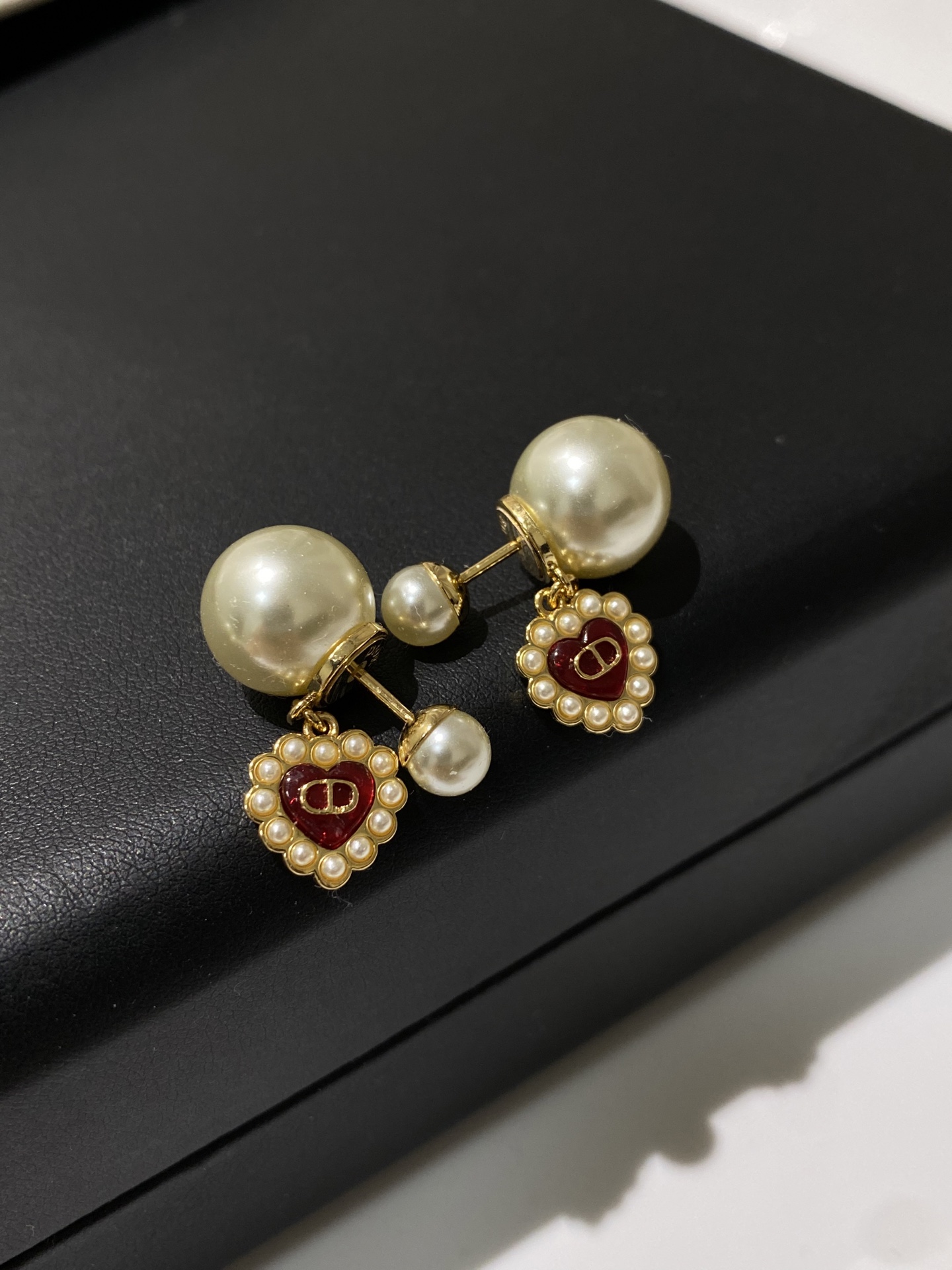NO:634420,88180,D 25 new style pearl love double bead earrings Z!  The old rules of spot are first come first served!  Chinese Valentine's Day limited edition 25-year Chinese Valentine's Day latest model!  Super beautiful!  Red and white colors!  How to match it, how to look good, the specific love red resin, the passion is like fire, the fire of love is so interesting, compact size!  Candy colors!  Crystal clear jelly feel!  So awesome, so crazy and heart-pounding!  The delicateness is better than ZP every minute. It is so perfect that you must buy it. It is very textured and highly recommended for self-preservation. [Wit] [Wit] Necklaces, bracelets, earrings, and earrings are all developed simultaneously!  Look for our products and you will save money in minutes, earrings, necklaces, bracelets, and high-end Cartier jewelry.1986090988180,D 25新款 珍珠爱心双珠耳钉 Z ！ 现货老规矩先到先得！七夕限定25年七夕最新款！超美！红色,白色两个颜色！怎么搭配怎么好看特定爱心红色树脂,热情似火爱的火烈太有趣啦小巧的尺寸！糖果配色！晶莹剔透的果冻感！太绝啦疯狂心动！细腻程度分分钟比ZP还要好,简直太完美了一定要入,非常有质感,十分推荐自留[机智][机智]项链,手链,耳钉,耳环全系列同步开发！认准我家出品分分钟让你省,,earrings,necklace,bracelet,卡迪亚高端饰品,Jewelry