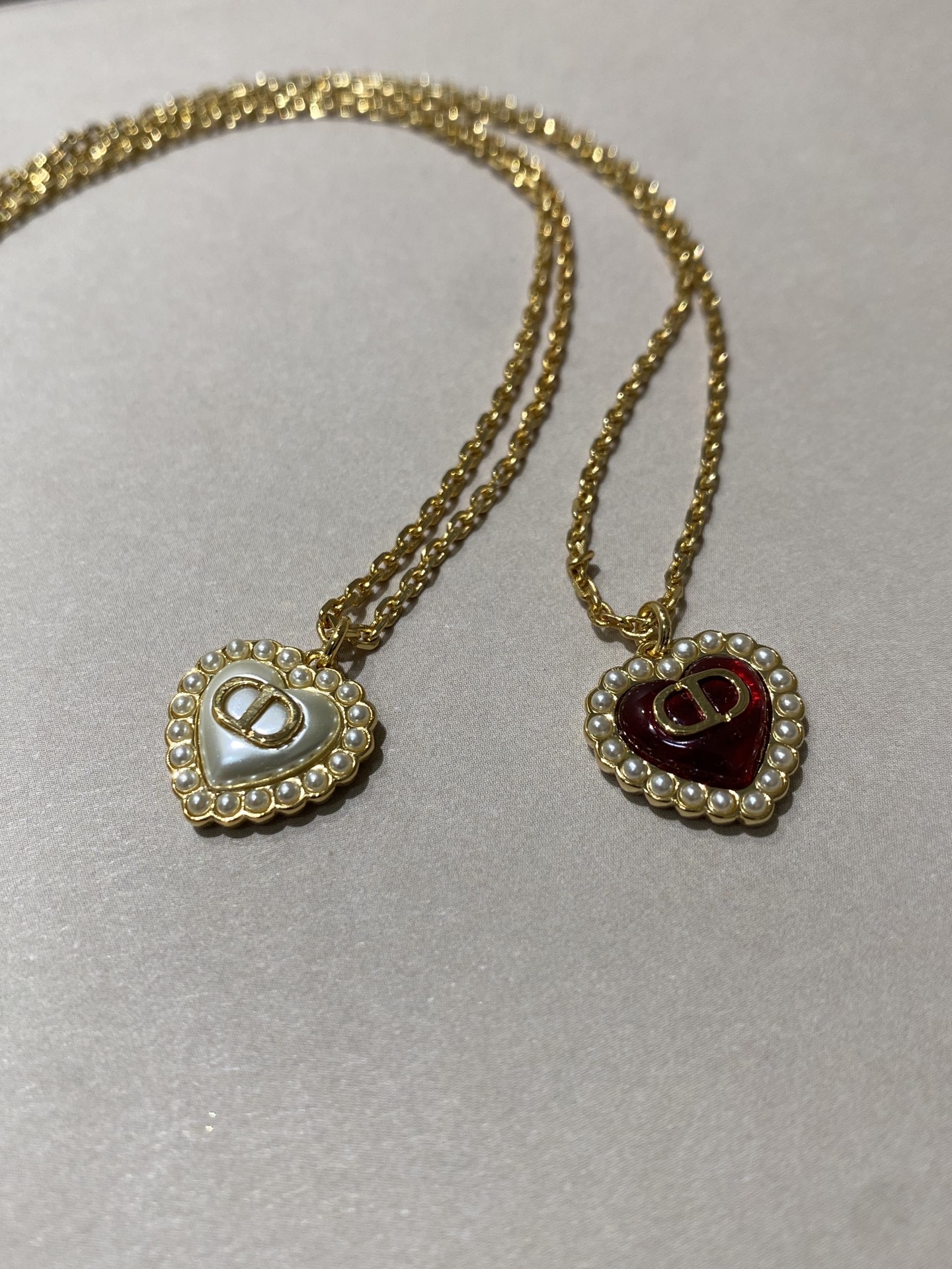 NO:634426,88180.D 25 new style pearl love necklace Z!  For large quantity, please contact customer service for spot goods. The old rules are first come, first served!  Chinese Valentine's Day limited edition 25-year Chinese Valentine's Day latest model!  Super beautiful!  Red and white colors!  How to match it, how to look good, the specific love red resin, the passion is like fire, the fire of love is so interesting, compact size!  Candy colors!  Crystal clear jelly feel!  So awesome, so crazy and heart-pounding!  The delicateness is better than ZP every minute. It is so perfect that you must buy it. It is very textured and highly recommended for self-preservation. [Wit] [Wit] Necklaces, bracelets, earrings, and earrings are all developed simultaneously!  Look for our products and you will save money in minutes, earrings, necklaces, bracelets, and high-end Cartier jewelry.1986090988180.D 25新款 珍珠 爱心项链 Z ！量大咨询客Fu现货老规矩先到先得！七夕限定25年七夕最新款！超美！红色,白色两个颜色！怎么搭配怎么好看特定爱心红色树脂,热情似火爱的火烈太有趣啦小巧的尺寸！糖果配色！晶莹剔透的果冻感！太绝啦疯狂心动！细腻程度分分钟比ZP还要好,简直太完美了一定要入,非常有质感,十分推荐自留[机智][机智]项链,手链,耳钉,耳环全系列同步开发！认准我家出品分分钟让你省,,earrings,necklace,bracelet,卡迪亚高端饰品,Jewelry