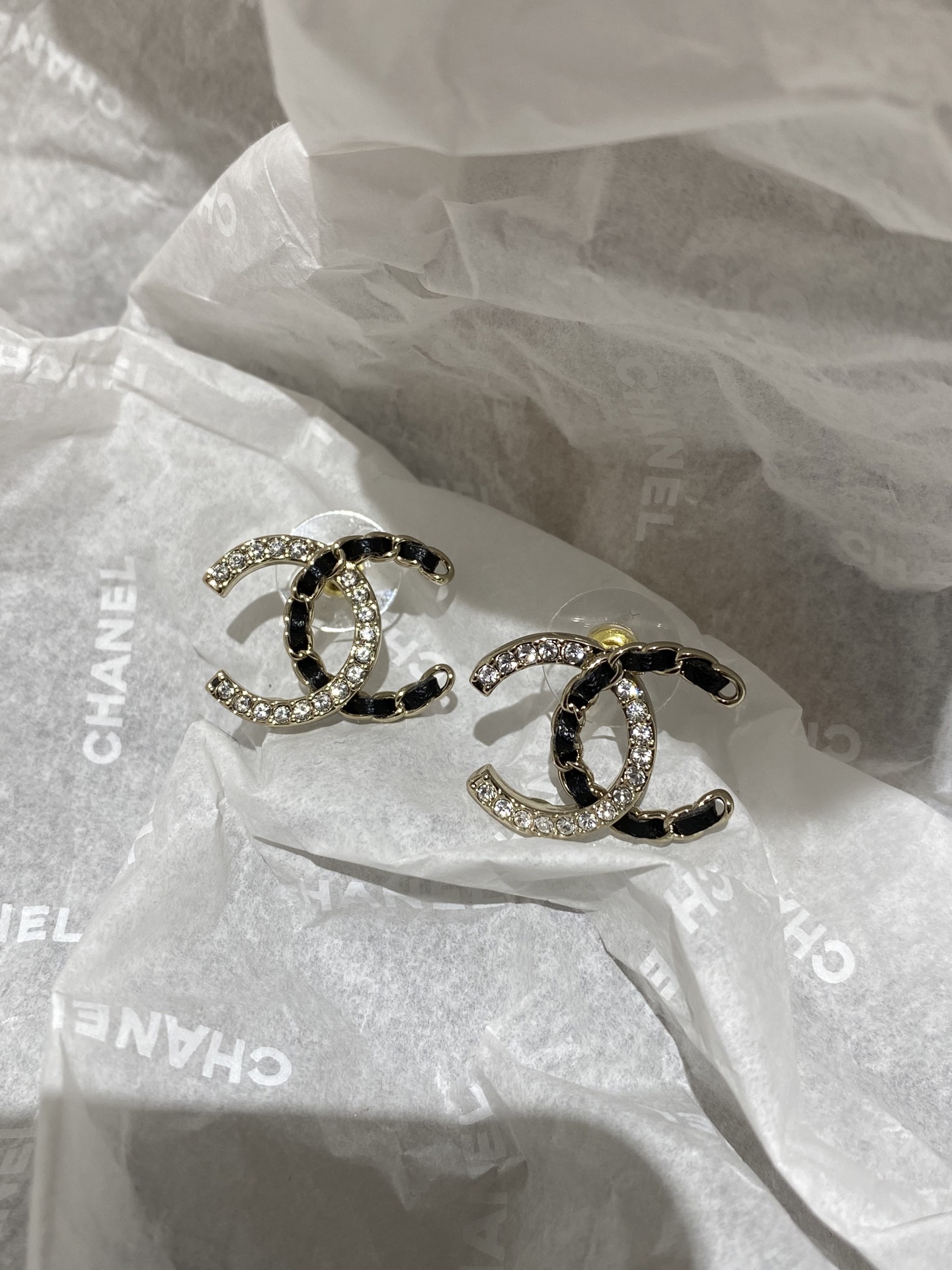 NO:634477,88180,CH 25B leather half diamond earrings ZP, Cartier high-end jewelry1986090988180,CH 25B 穿皮 半钻 耳钉 ZP,,卡迪亚高端饰品,Jewelry