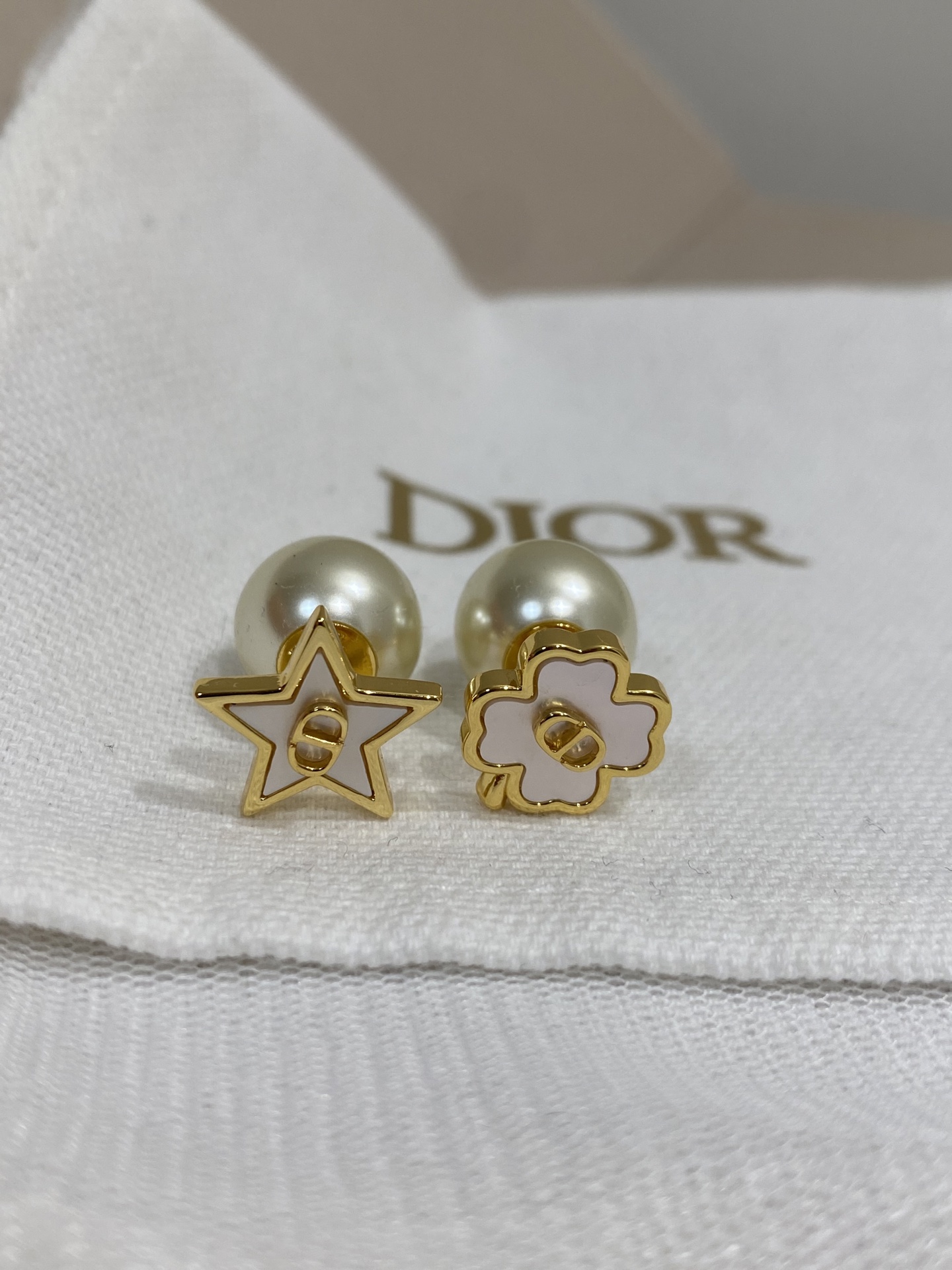 NO:634491,88160,D 25 new style four-leaf clover stars pearl mother-of-pearl earrings ZP purchase 25 new style series!  Be sure to buy it for a high-end feel!  At first glance it looks like a hit!  CD+four-leaf clover,CD+stars!  The stars and four-leaf clover are made of natural shells!  Each one has a unique texture, which is particularly advanced and reflects different colors at different angles!  Super beautiful!  A must-see and highly recommended for you to keep for yourself!  Will bracelets, necklaces and earrings of the same series be released at the same time?  Highly recommend a set, necklace, bracelet, Cartier high-end jewelry1986090988160,D 25新款 四叶草 星星 珍珠 贝母 耳钉 ZP购入 25新款系列！一定要买满满的高级感！第一眼看上去它是个爆款！CD+四叶草,CD+星星！星星跟四叶草采用天然贝壳材质！颗颗都是独一无二的纹路,特别高级不同角度折射出不一样的色彩！超美！必眼入强烈推荐宝们自留！同系列手链,项链,耳钉同步上新？强烈推荐一套入,,necklace,bracelet,卡迪亚高端饰品,Jewelry