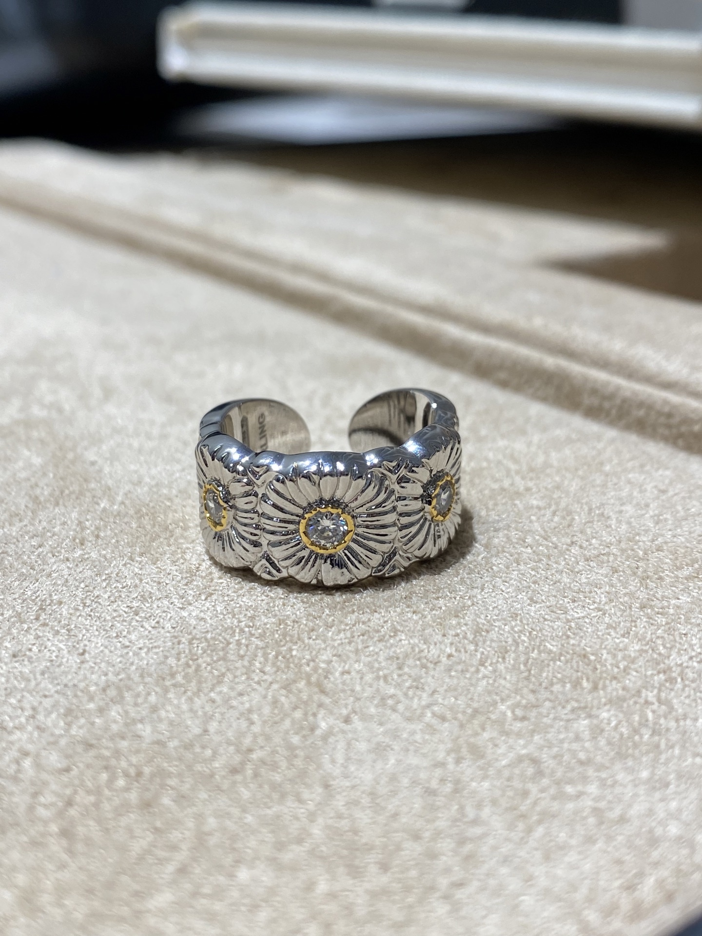 NO:710708,88220, cloth daisy yellow chrysanthemum diamond ring brass electroplated thick gold size 52 54 56, ring, Cardia high-end jewelry1986090988220,布 雏菊 黄色菊花 镶钻 戒指 黄铜电镀厚金 尺码52 54 56,,ring,卡迪亚高端饰品,Jewelry