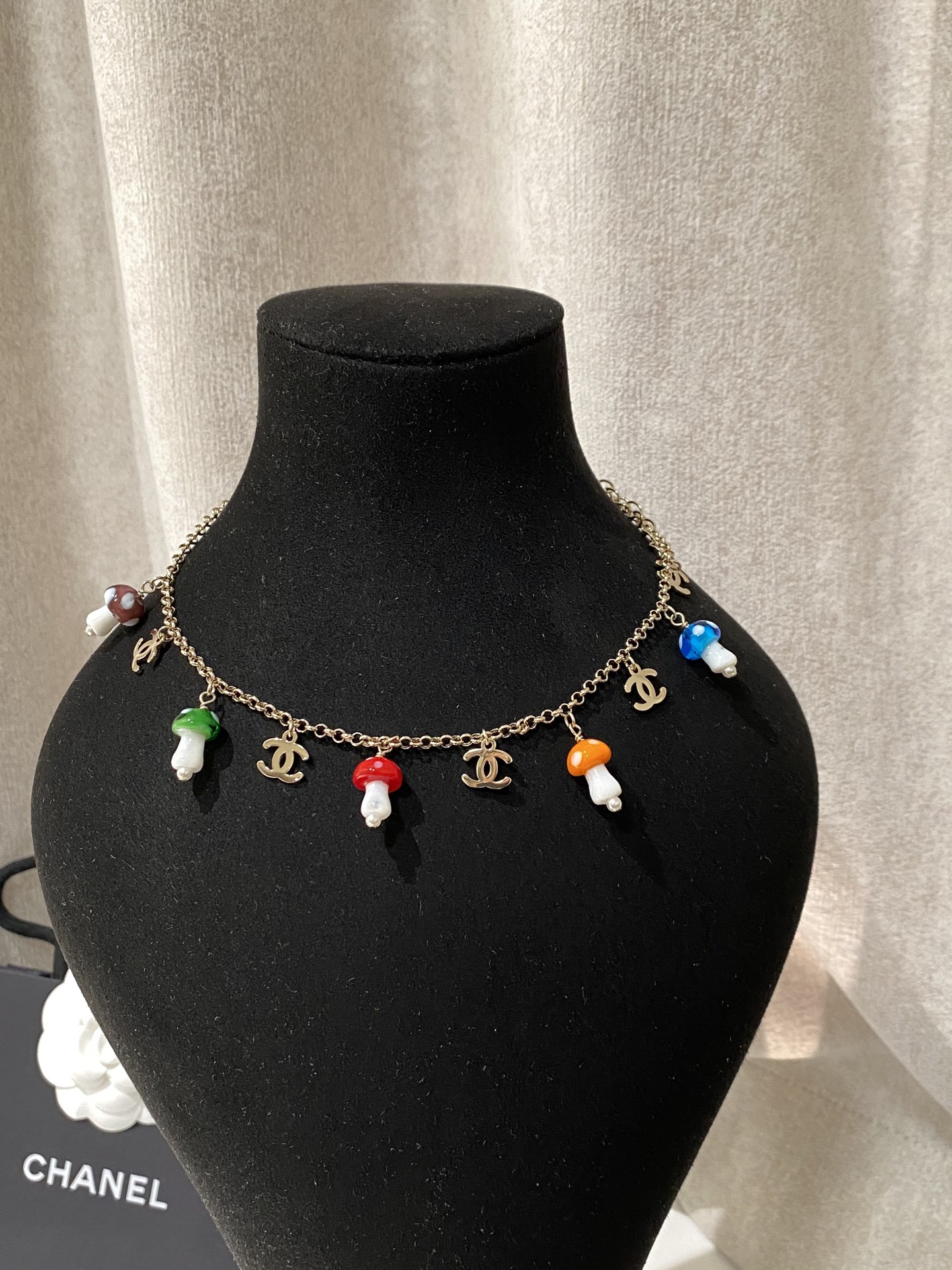 NO:634693,88230 [Fragrant and colorful mushroom necklace] I love it!  Many celebrities and Internet celebrities have the same custom-made colorful glazed mushrooms that are unforgettable!  Each little mushroom is blown and molded one by one by the Liuli master, and each shape and texture is unique!  At first glance, you can see the gentle and dreamy atmosphere!  The collision of multiple colors and the light golden metal double C are so special!  It is very childlike, with its unique and simple design concept, it is quite rich and exquisite, and it plays a harmonious match with the clothing. Therefore, you will find that any kind of jewelry can be tasted with any style of clothing.,, ​​necklace, Cartier high-end jewelry1986090988230【香多彩蘑菇项链】太太太太爱啦！众多明星网红同款过目不忘的定制彩色琉璃小蘑菇点缀！每一个小蘑菇都是琉璃师傅一个一个吹捏而成,每一个形态纹路都是独一无二的！一眼就是温柔又梦幻的氛围感！多种颜色碰撞叠加浅金色金属双c太特别了！很有童趣感,以其独特简约的设计理念,相当丰富精致,与服装之间起到一种和谐搭配性,所以,任何一款的饰品,你会发现,搭配任何一款风格的衣服,都可以很有味道.,,necklace,卡迪亚高端饰品,Jewelry