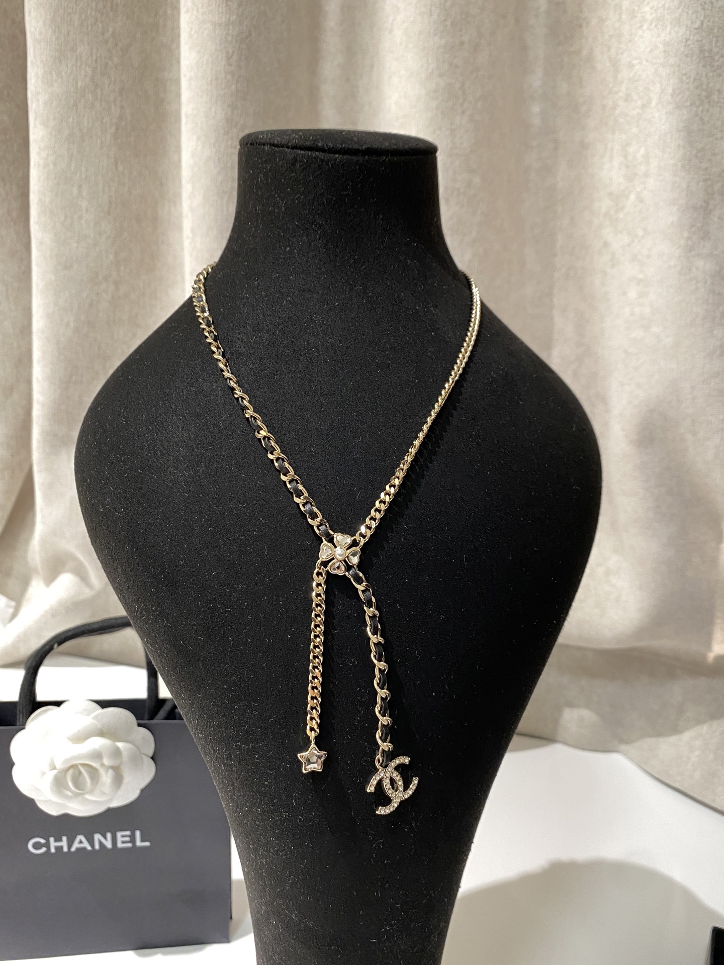 NO:634704,88220,CH Fragrance 25B long and short tassel leather necklace Z!  The 25th autumn and winter new stunning series debuts on the entire network. The super beautiful and super fairy length can be adjusted to the same length. ZP specially customized Swarovski crystal diamonds in the shape of love stars + lambskin. The super bling has stars, four-leaf clovers and double C leather chain elements on it!  Smart and sweet summer outfits will add a sense of high-end and fashion. Don’t miss it!  Must-have, necklace, sheepskin, Cartier high-end jewelry1986090988220,CH 香25B 长短流苏穿皮项链 Z ！ 25秋冬新款绝美系列全网首发超美超仙长度可调节一致ZP特别定制的爱心星星形状的施华洛水晶钻+小羊皮,超级bling上边集合了星星,四叶草,双c皮穿链元素！灵动又甜飒夏日穿搭高级感倍增时髦精千万不要错过啦！必冲,,necklace,sheepskin,卡迪亚高端饰品,Jewelry