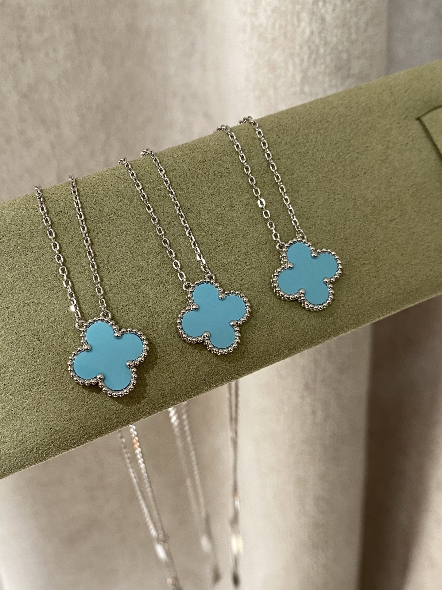 NO:634706,88230,VCA natural turquoise four-leaf clover necklace, white gold natural turquoise silver chain, CNC lobster clasp, round and full balls, necklace, Cartier high-end jewelry1986090988230,VCA 天然 绿松石 四叶草 项链 白金色天然 绿松石 银链条 CNC 龙虾扣 滚珠圆润饱满,,necklace,卡迪亚高端饰品,Jewelry