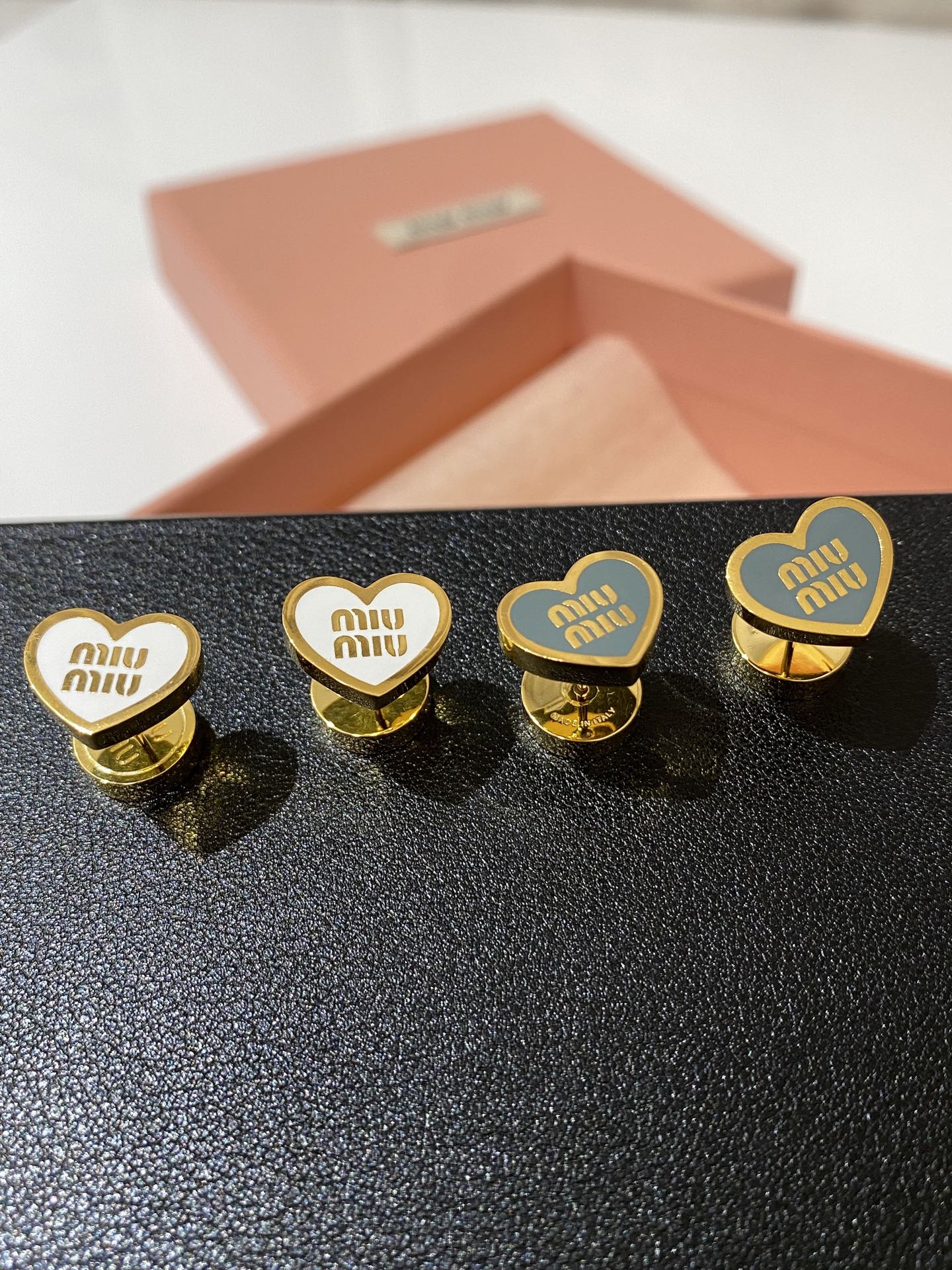 NO:634858,88160, today’s new product is limited to Chinese Valentine’s Day. The 25-year-old new blue enamel letter metal love earrings. The love button earrings are moderately sized. So gentle on the upper ear. Minimalist design without losing the girlish heart. Whether it is daily wear or a Chinese Valentine’s Day gift, it is super suitable. YB-like brass material, enamel craftsmanship, CNC engraving, Cardia high-end jewelry1986090988160,今日新品七夕限定 25年新款蓝色珐琅字母金属爱心耳钉 爱心纽扣耳钉大小适中 上耳好温柔 极简设计感又不失少女心 无论是日常佩戴还是七夕送礼,超合适 yb一样黄铜材质 珐琅工艺 CNC刻字,,卡迪亚高端饰品,Jewelry