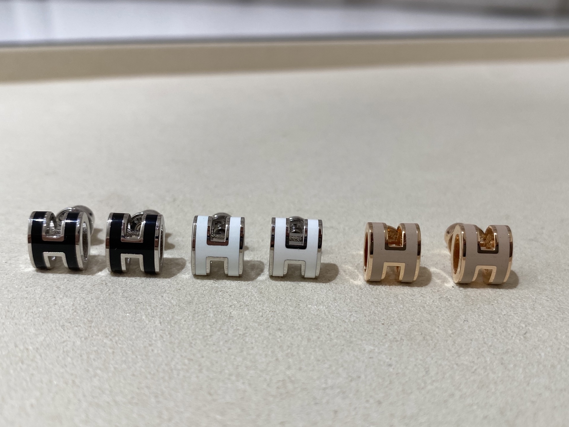 NO:634852,88220.H o mini earrings rose gold hardware white black milk tea gold hardware black white platinum hardware black white, gold, Cartier high-end jewelry1986090988220.H o mini 耳钉 玫瑰金五金白 黑 奶茶 黄金五金黑 白 白金五金黑 白,,gold,卡迪亚高端饰品,Jewelry