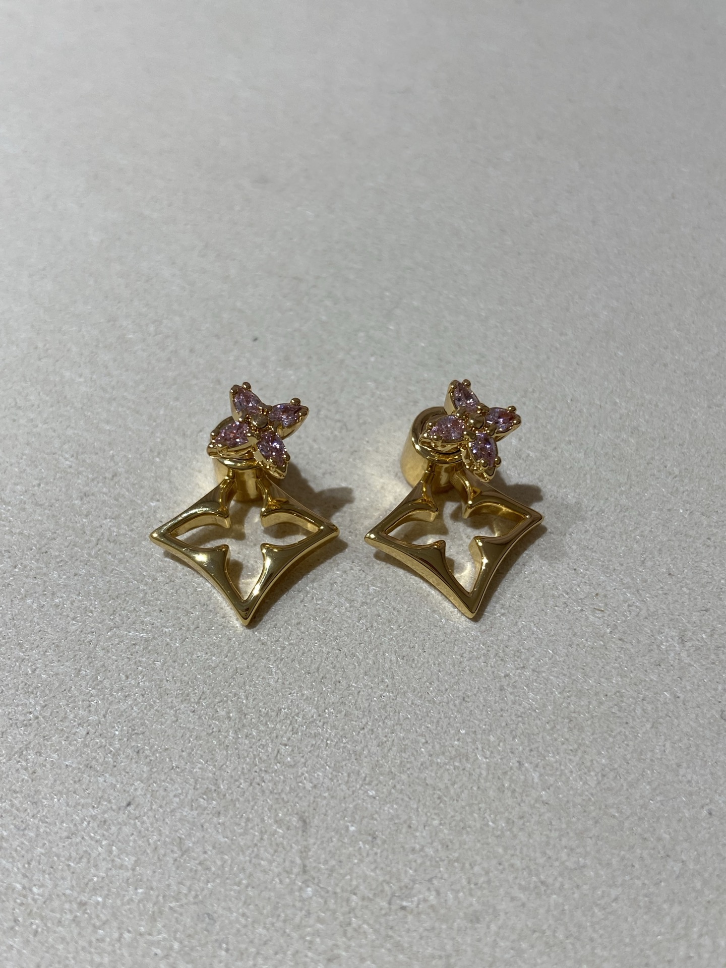 NO:765197,88180, LV 25 new style purple diamond four-leaf clover earrings purchased from ZP, Louis Vuitton, Cartier high-end jewelry1986090988180,LV 25新款 紫色钻 四叶草 耳钉 ZP购入,,louis vuitton,卡迪亚高端饰品,Jewelry