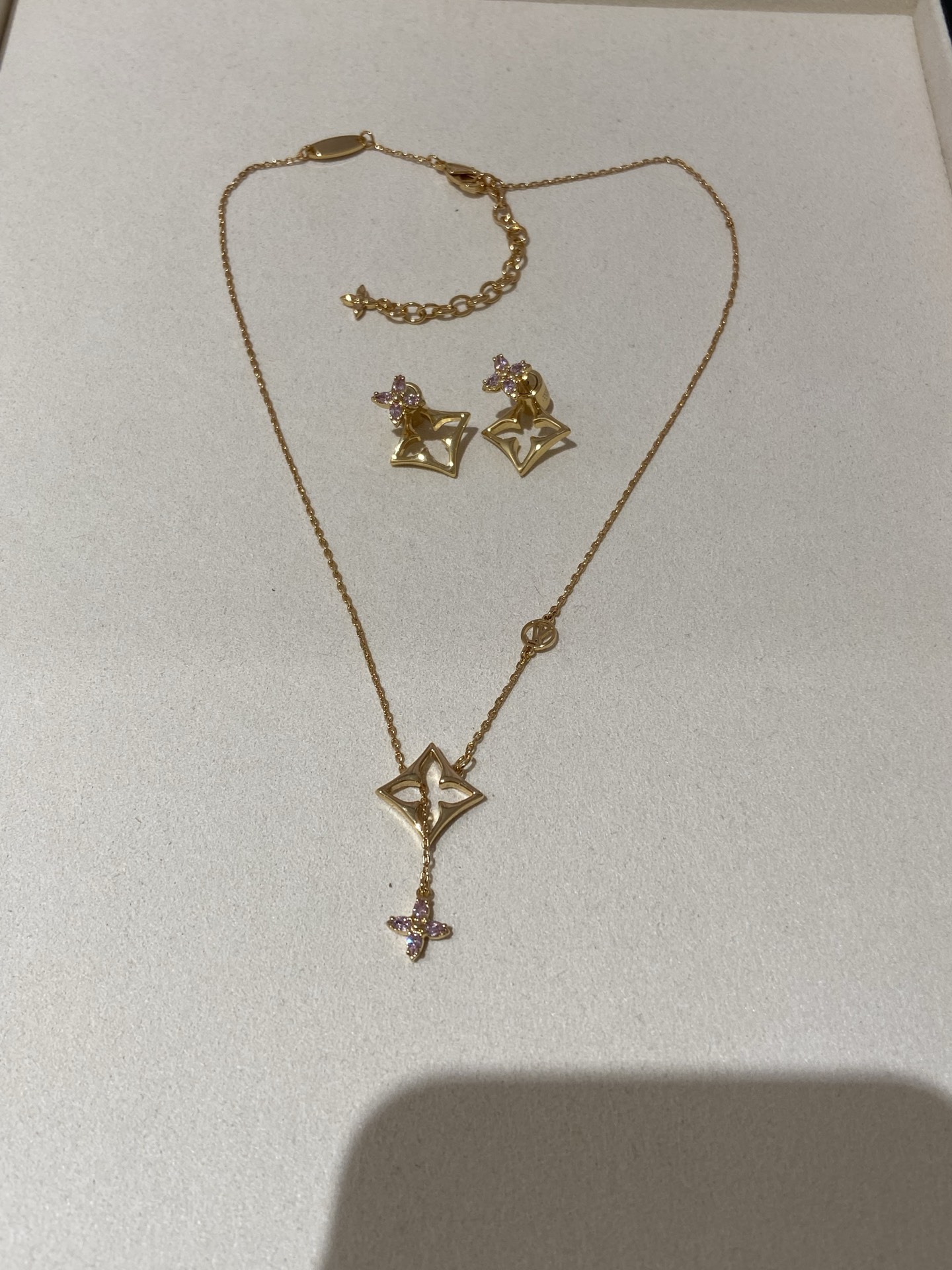 NO:635497,88200, LV 25 new style four-leaf clover purple diamond necklace purchased from ZP, Louis Vuitton, necklace, Cartier high-end jewelry1986090988200,LV 25新款 四叶草 紫色钻 项链 ZP购入,,louis vuitton,necklace,卡迪亚高端饰品,Jewelry