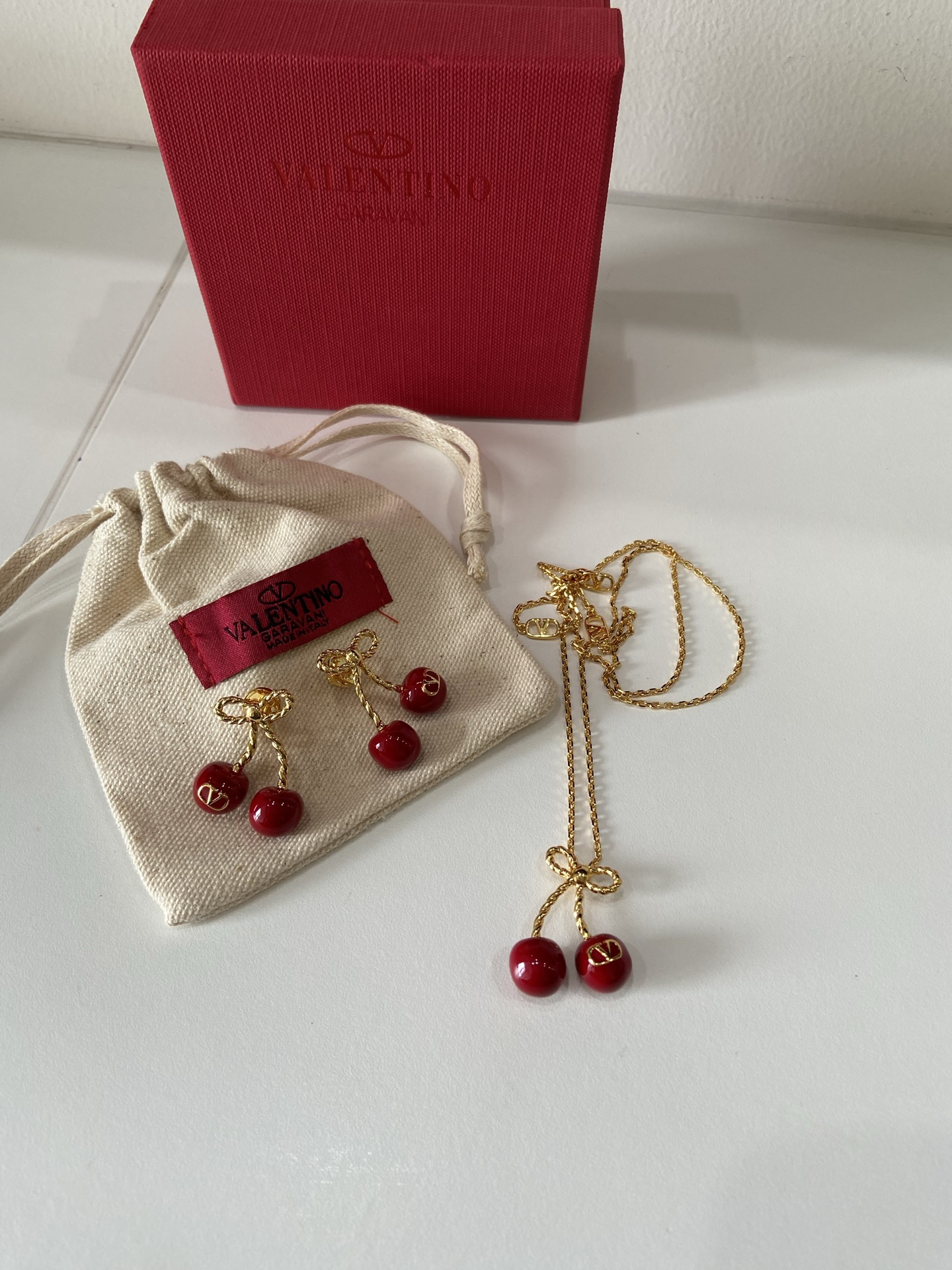 NO:635678,Necklace, earrings respectively 88180 [Warren Red Cherry Necklace] Z, Yang Zi, Jolin Tsai and other celebrity Internet celebrities have the same style, the classic red color fell in love at first sight, so beautiful!  My wife highly recommends it. It’s really retro, cute and playful!  The beautiful cherries in gold and red color add a full of cuteness and girlishness!  It's so sweet and heart-warming, very heavy-duty!  The upper body instantly looks like a wealthy daughter!  Exquisite to every inch!  This must-have retro + cute design has a bit of Y2k hot girl style!  Overall playful yet fashionable and high-end!  Super recommended!  New earrings and necklaces from the same series are available simultaneously!  A must-see set of punches, valentino, earrings, necklace, Cartier high-end jewelry19860909项链,耳环 分别88180【华伦红樱桃项链】 Z ,杨紫,蔡依林等明星网红同款绝美,经典红色一眼爱上,太美啦！太太太推荐了真的是复古可爱又俏皮！金红配色绝美樱桃,增添了满满的可爱跟少女感！甜的好让人心动,非常重工！上身立现富家千金既视感！精致到每一寸！这款必须冲呀复古＋可爱的设计带点Y2k的辣妹风！整体俏皮而又有时髦高级感！超级推荐！同系列耳钉项链同步上新！必眼一套冲,,valentino,earrings,necklace,卡迪亚高端饰品,Jewelry