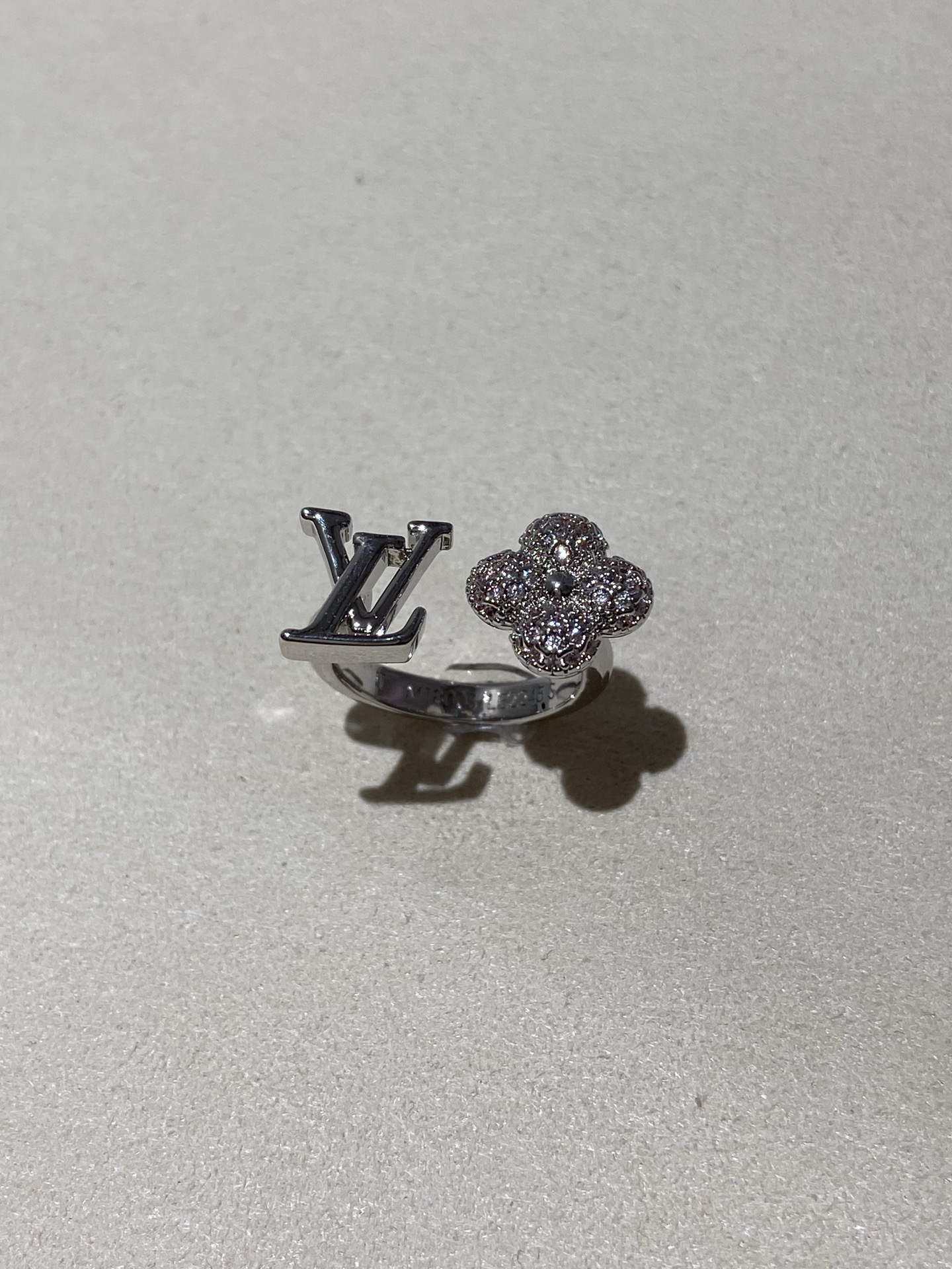 NO:635816,88180, lv 25 new style silver diamond flower four-leaf clover ring size S M, Louis Vuitton, ring, Cartier high-end jewelry1986090988180,lv 25新款 银色 镶钻 花卉 四叶草 戒指 尺码 S M,,louis vuitton,ring,卡迪亚高端饰品,Jewelry