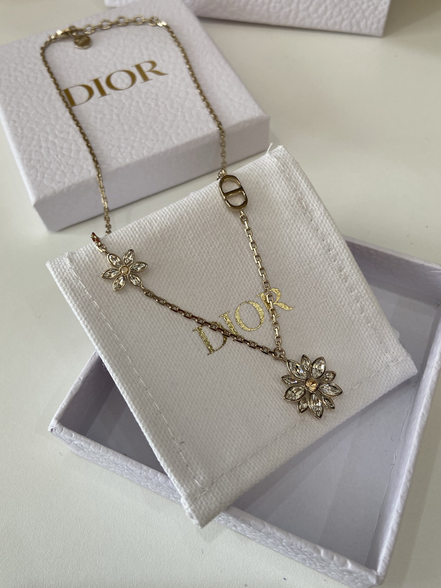 NO:714485,88200,D 26 New Christmas Snowflake Necklace ZP Purchased ZP Same Inlaid Swarovski Marquise Crystal with a Yellow Diamond in the Middle, Swarovski Necklace, Cartier High-End Jewelry1986090988200,D 26 新款 圣诞 雪花 项链 ZP购入 ZP一致 镶嵌 施华洛世奇马眼水晶 中间一颗黄钻点缀,,swarovski,necklace,卡迪亚高端饰品,Jewelry