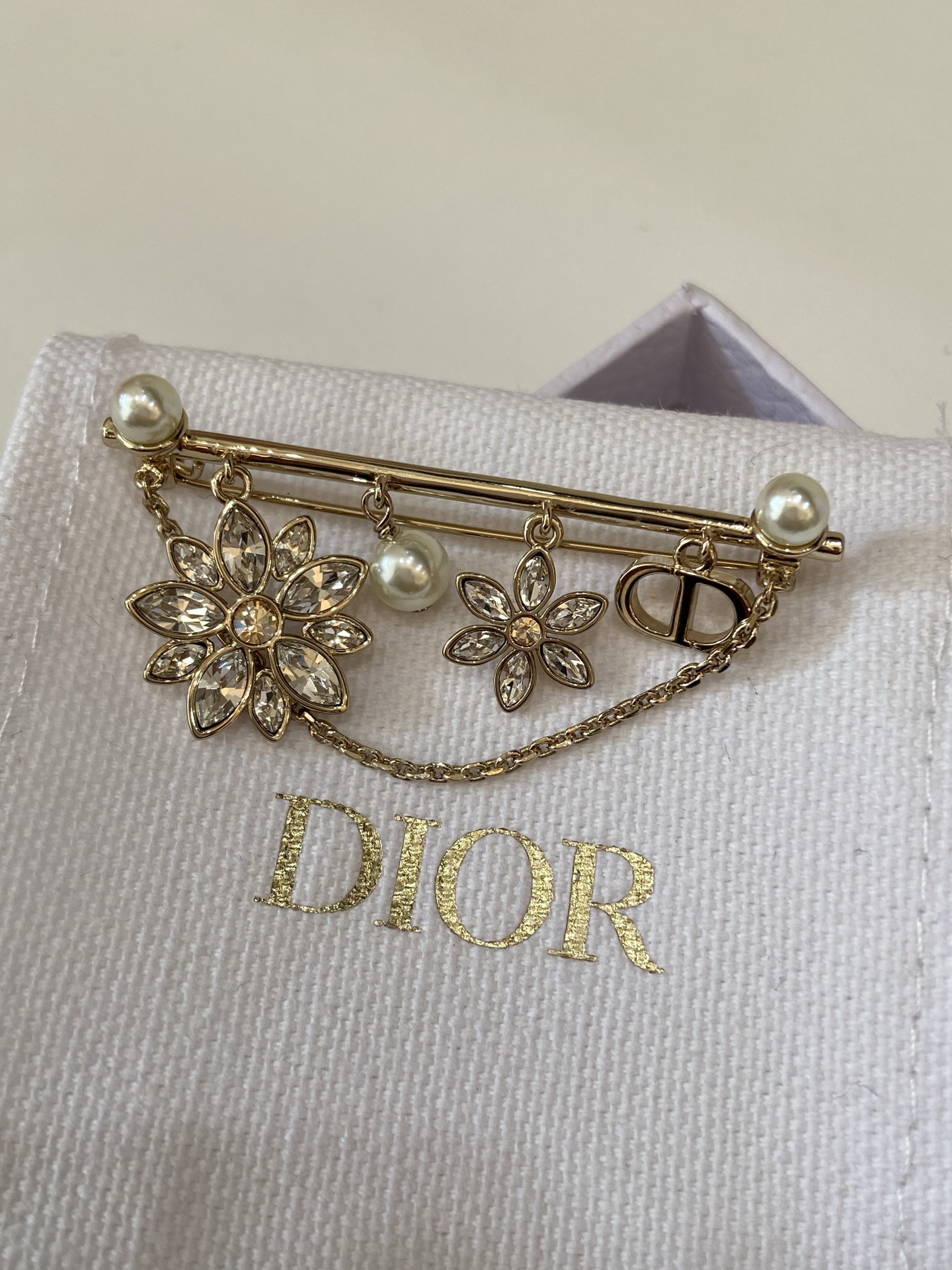 NO:714488,88200.D 26 Christmas series snowflake brooch purchased from ZP, inlaid with Swarovski marquise crystal, decorated with a yellow diamond in the middle, swarovski, brooch, breastpin, Cartier high-end jewelry1986090988200.D 26 圣诞系列 雪花 胸针 ZP购入 镶嵌 施华洛世奇 马眼水晶 中间一颗黄钻点缀,,swarovski,brooch，breastpin,卡迪亚高端饰品,Jewelry