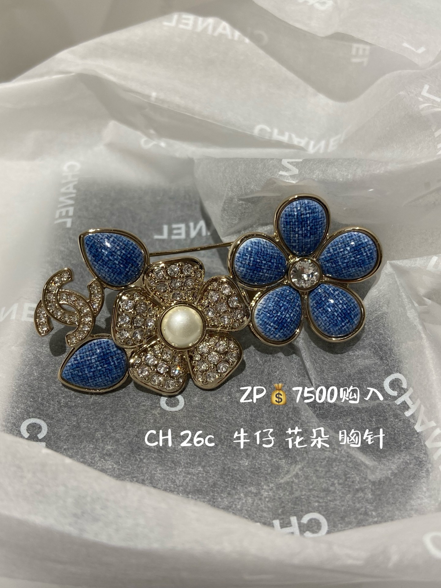 NO:669713,88200, CH 26C denim denim flower brooch purchased from ZP. The design is amazing. I have customized the materials for a long time!  Awesome faux denim effect!  Classic double c elements!  The imitation denim effect is amazing!  The denim fabric texture and floral design are carefully made, which is so spring-like!  The collision of diamond flowers and denim flowers is a must-have item!  The upper body is huge and beautiful!  Cool and sassy!  It’s so stunning, beautiful and awesome that you must buy it!  !  The entire series is developed simultaneously!  Recommended set for wall crack, brooch, breastpin, Cardia high-end jewelry1986090988200,CH 26C 单宁牛仔 花朵 胸针 ZP购入 设计太绝啦定制了好久好久的材料！超赞的仿牛仔效果！经典的双c元素！仿牛仔的效果太惊艳了！细致的做出了牛仔布料肌理花花设计太有春天的气息了！满钻花朵和牛仔花朵碰撞真心必入单品！上身巨巨巨好看！又酷又飒！真的太绝太美太赞啦一定要入！！全系列同步开发！墙裂推荐一套入,,brooch，breastpin,卡迪亚高端饰品,Jewelry