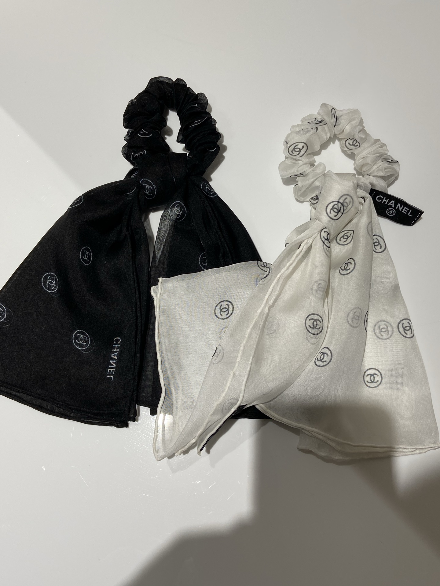 NO:677835,88260,CH 25s new silk scarf + hair tie Z purchase!  Elegant and elegant!  Customized silk printing, hand-rolled edges!  ,,real silk,Cardia high-end jewelry1986090988260,CH 25s 新款真丝丝巾+发圈 Z购入！飘逸优雅！ 真丝定制印花,纯手工卷边！,,real silk,卡迪亚高端饰品,Jewelry