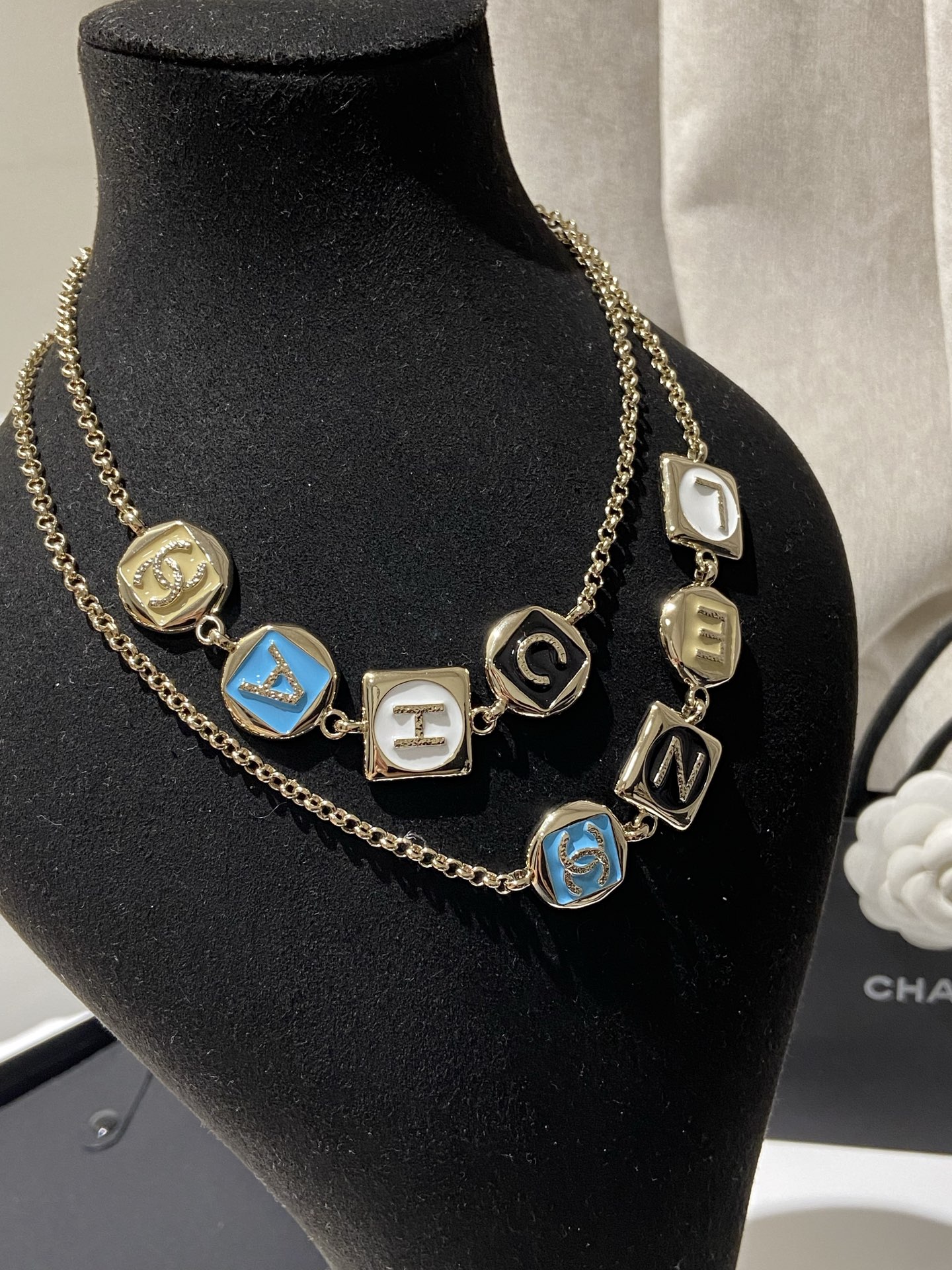 CH 26c, letras, bloque azul, collar de punto, ZP