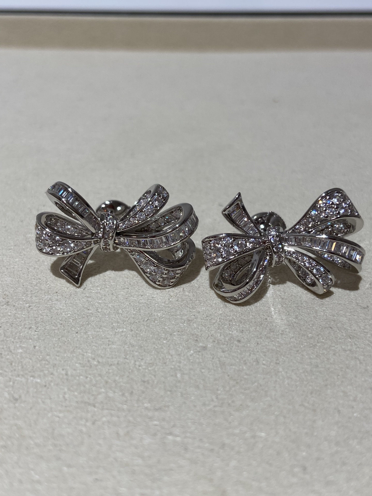 NO:720459,88260, Graf bow diamond earrings Seiko version hand-mounted 5A zircon, earrings, Cartier high-end jewelry1986090988260,格拉芙 蝴蝶结 镶钻 耳环 精工版本 手工镶嵌5A 锆石,,earrings,卡迪亚高端饰品,Jewelry