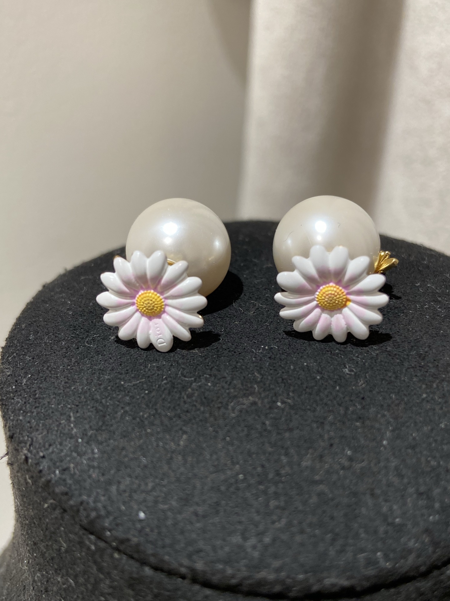 NO:720893,88180,D 26 new bee daisy pearl earrings purchased from ZP, Cardia high-end jewelry1986090988180,D 26 新款 蜜蜂 雏菊 珍珠耳钉 ZP购入,,卡迪亚高端饰品,Jewelry