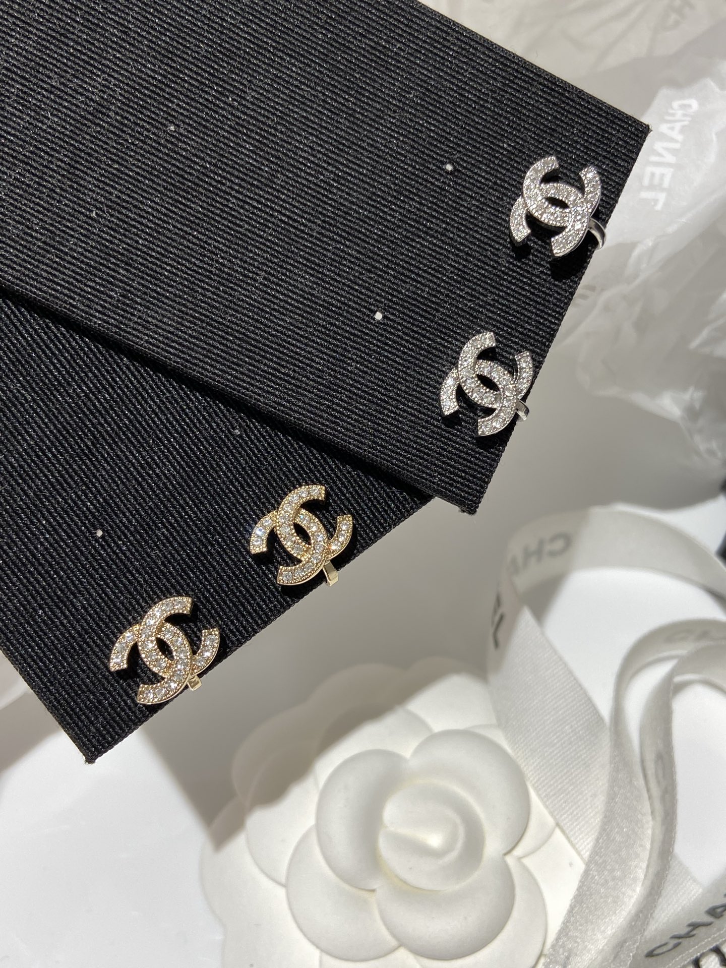 NO:721052,88160,CH classic mini CC gold silver rhinestone basic ear clip, stud earrings are also available, Cardia high-end jewelry1986090988160,CH 经典 mini CC 金色 银色 水钻 基础款耳夹,耳钉款也有,,卡迪亚高端饰品,Jewelry