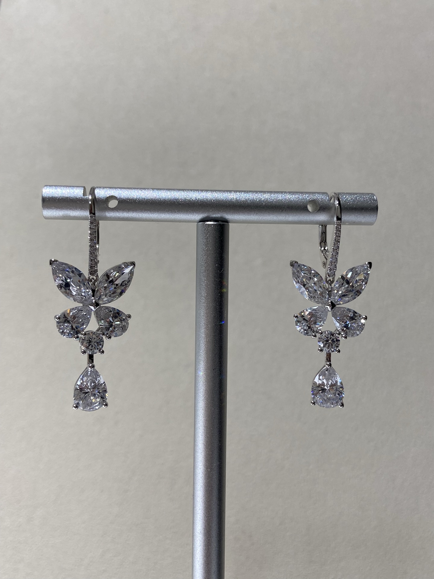 Pendientes de gota de diamante clásicos de Graff, artesanía de calidad, baño grueso de 18k, forma de alas de mariposa: …