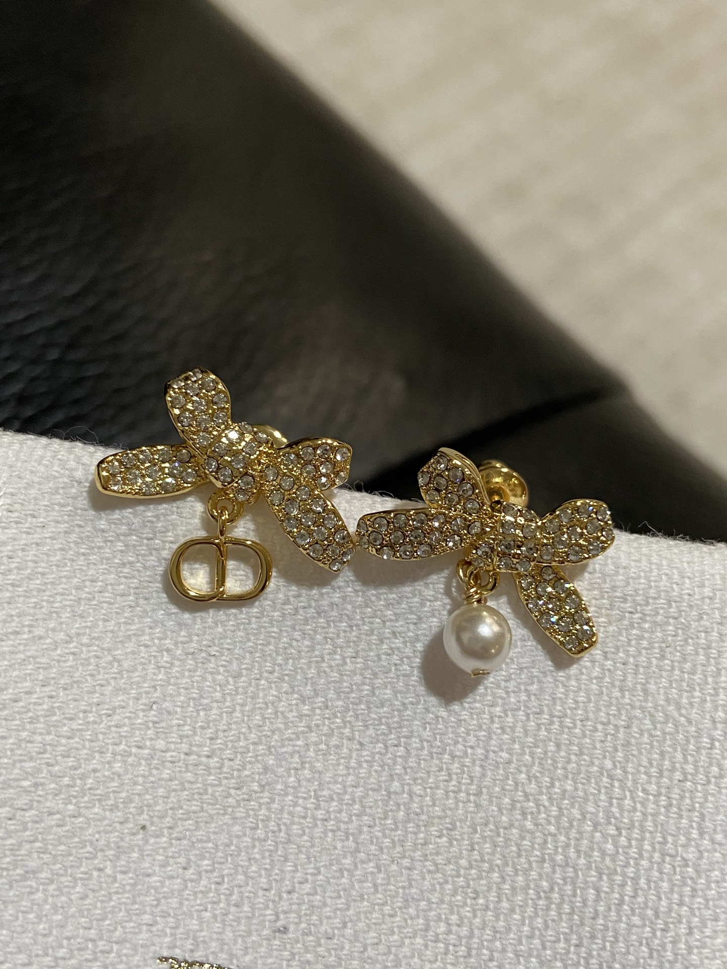 NO:857176,88200,D 26 new bow pearl earrings purchased from ZP, Swarovski phantom rhinestones, swarovski, earrings, Cartier high-end jewelry1986090988200,D 26新款 蝴蝶结 珍珠 耳环 ZP购入 颗颗施华洛世奇魅影水钻,,swarovski,earrings,卡迪亚高端饰品,Jewelry