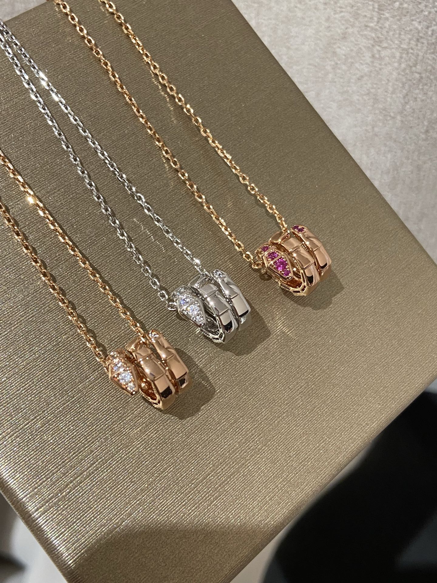 NO:765392,88260,BV diamond snake necklace,bottega veneta,necklace,cardia high-end jewelry1986090988260,BV 镶钻 蛇 项链,,bottega veneta,necklace,卡迪亚高端饰品,Jewelry
