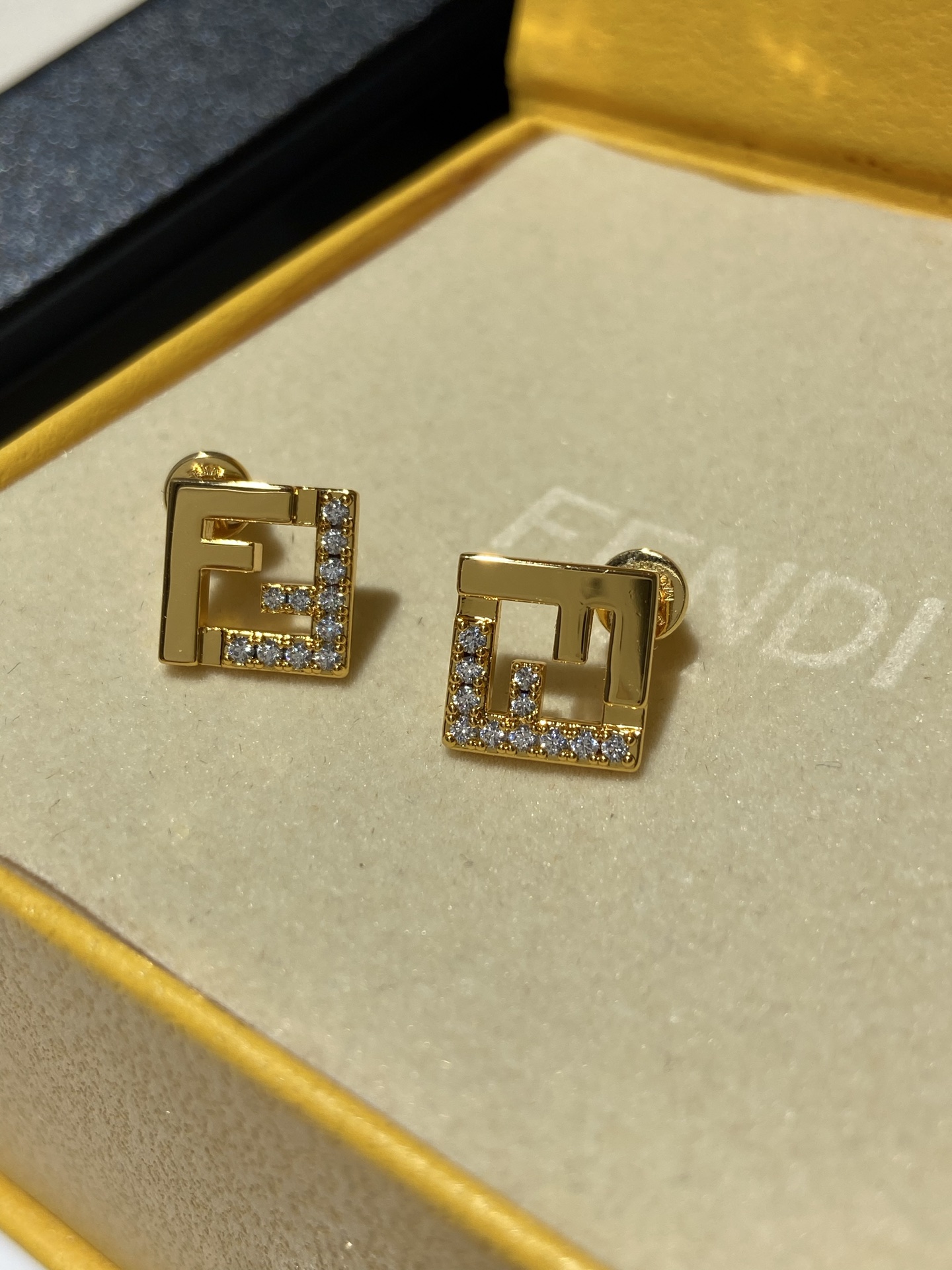 NO:765564,88180, FD hollow gold letters diamond earrings ZP, Cartier high-end jewelry1986090988180,FD 镂空 金色 字母 镶钻 耳钉 ZP,,卡迪亚高端饰品,Jewelry