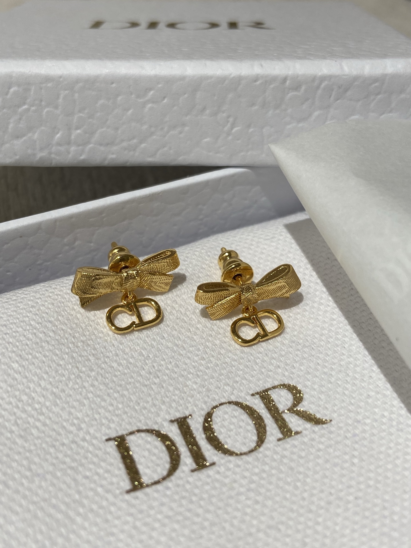 NO:857166,88160,D 26 new bow gold brushed earrings purchased from ZP,Cardia high-end jewelry1986090988160,D 26新款 蝴蝶结 金色 拉丝 耳钉 ZP购入,,卡迪亚高端饰品,Jewelry