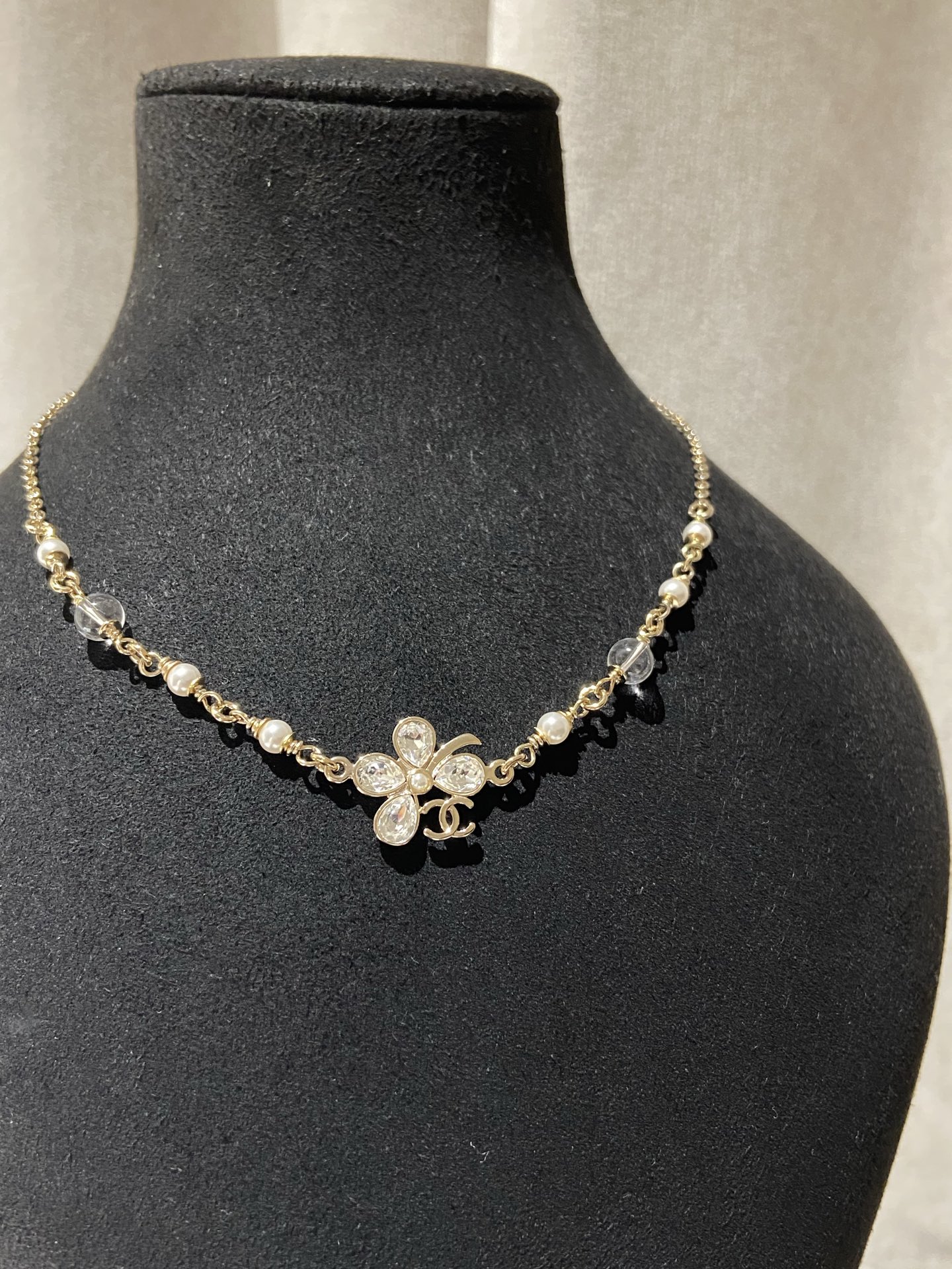 NO:816142,88220, CH 26 new four-leaf clover pearl necklace purchased from ZP, the length can be adjusted, using imported Swarovski pearls and crystals, swarovski, necklace, Cartier high-end jewelry1986090988220,CH 26 新款 四叶草 珍珠 项链 ZP购入 长度可以调节 使用进口施华洛世奇珍珠和水晶,,swarovski,necklace,卡迪亚高端饰品,Jewelry
