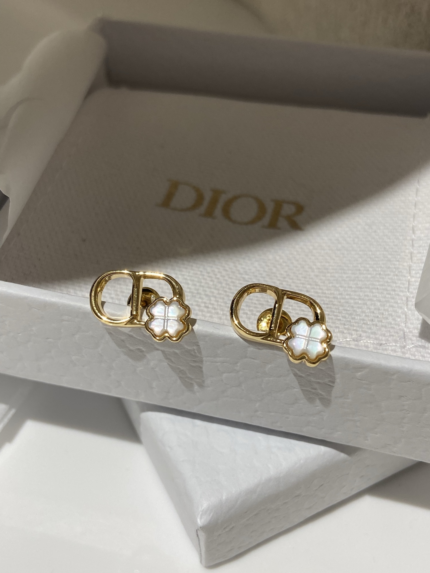 NO:816327,88168,D 26 New Fritillary Four-leaf Clover Earrings purchased from ZP, inlaid with natural Fritillaria, Cartier high-end jewelry1986090988168,D 26 新款 贝母 四叶草 耳钉 ZP购入 镶嵌天然贝母,,卡迪亚高端饰品,Jewelry
